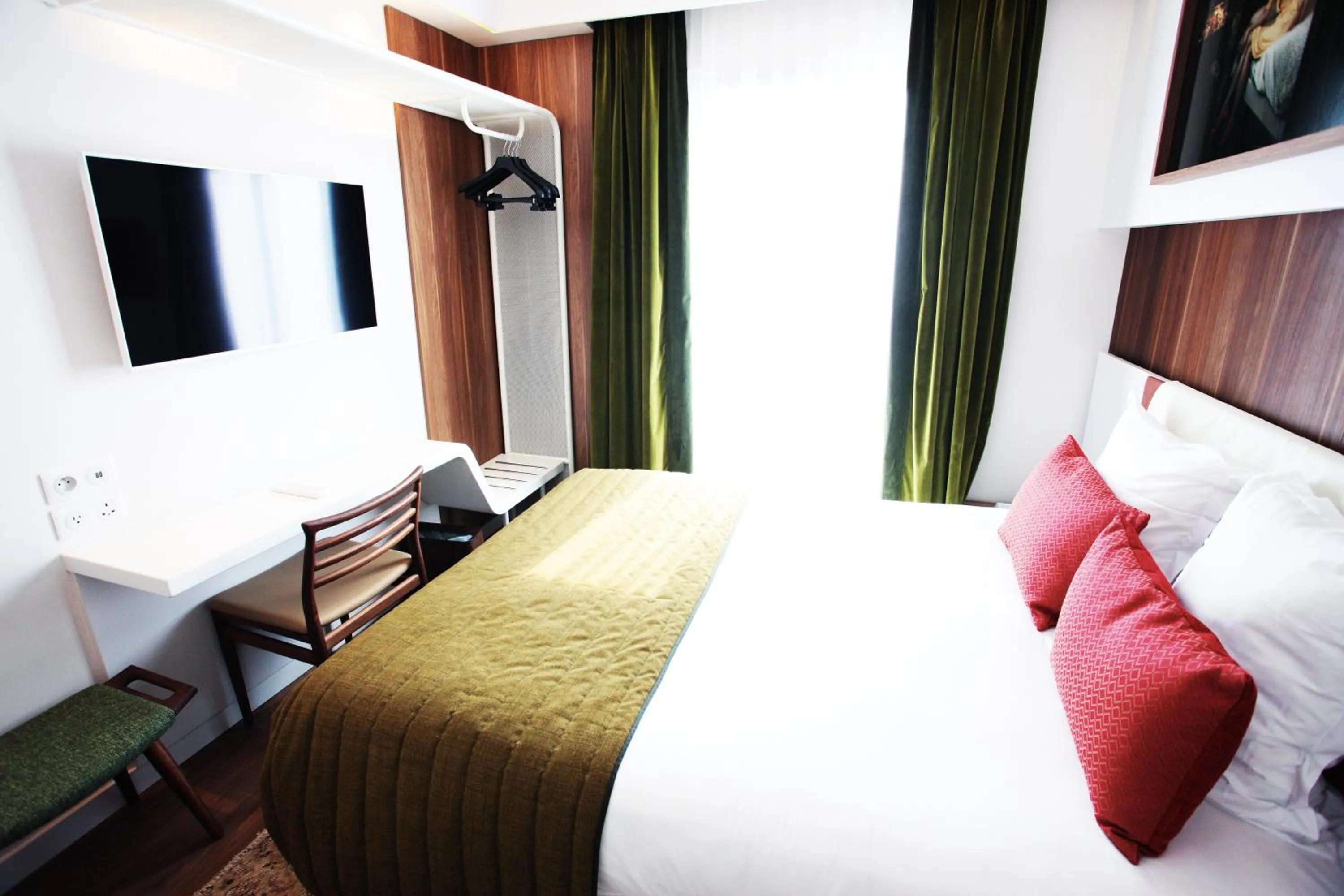 TV and multimedia, Bed in Hôtel Eiffel Turenne