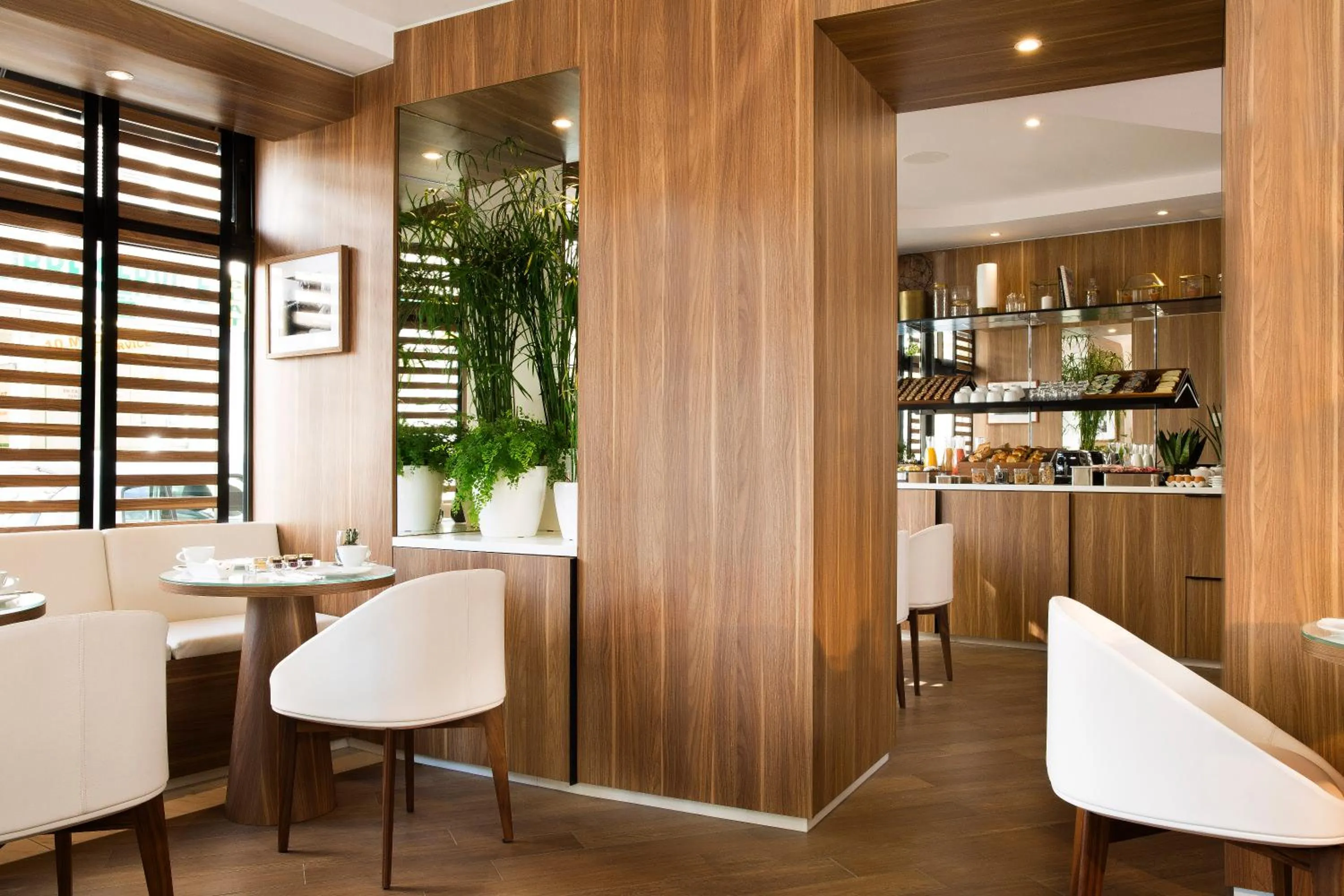 Restaurant/places to eat in Hôtel Eiffel Turenne