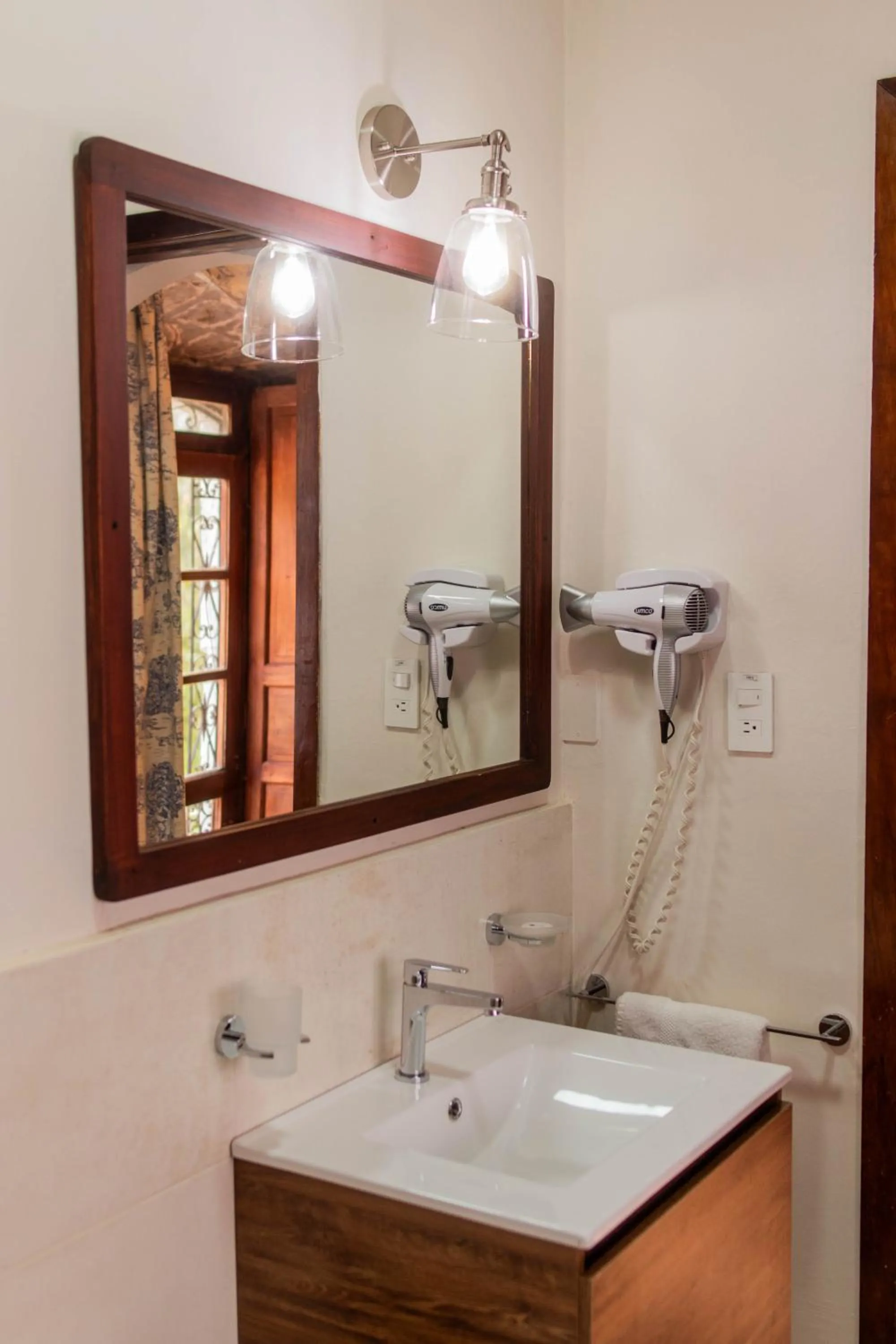 Shower in Hacienda La Cienega