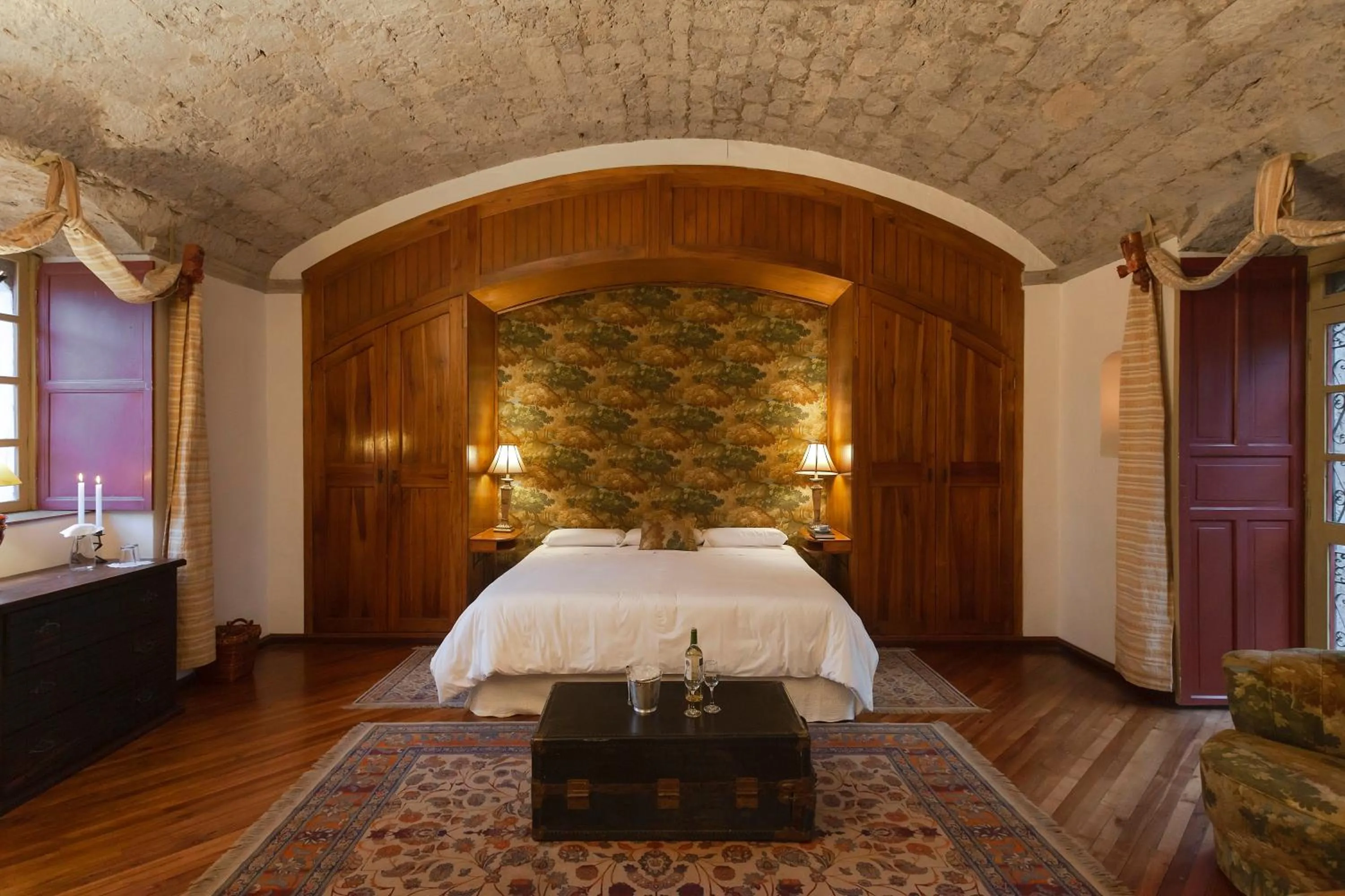 Photo of the whole room, Bed in Hacienda La Cienega