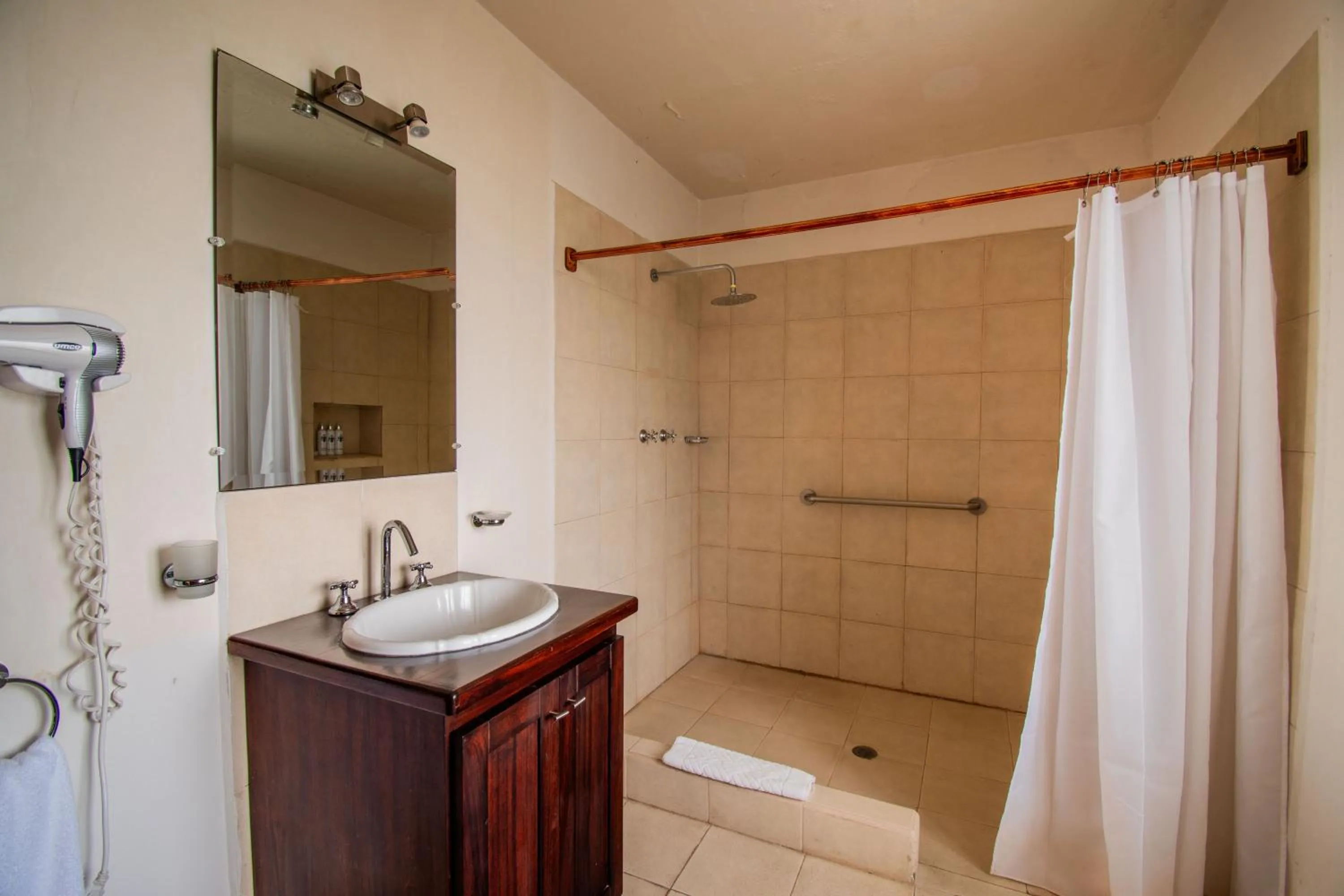 Shower in Hacienda La Cienega