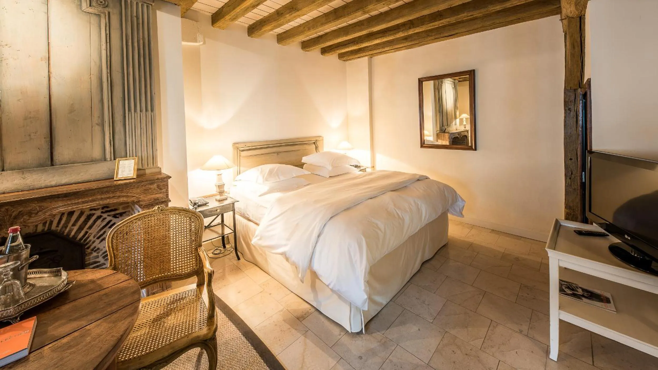 Photo of the whole room, Bed in La Maison de Rhodes Hôtel & Spa