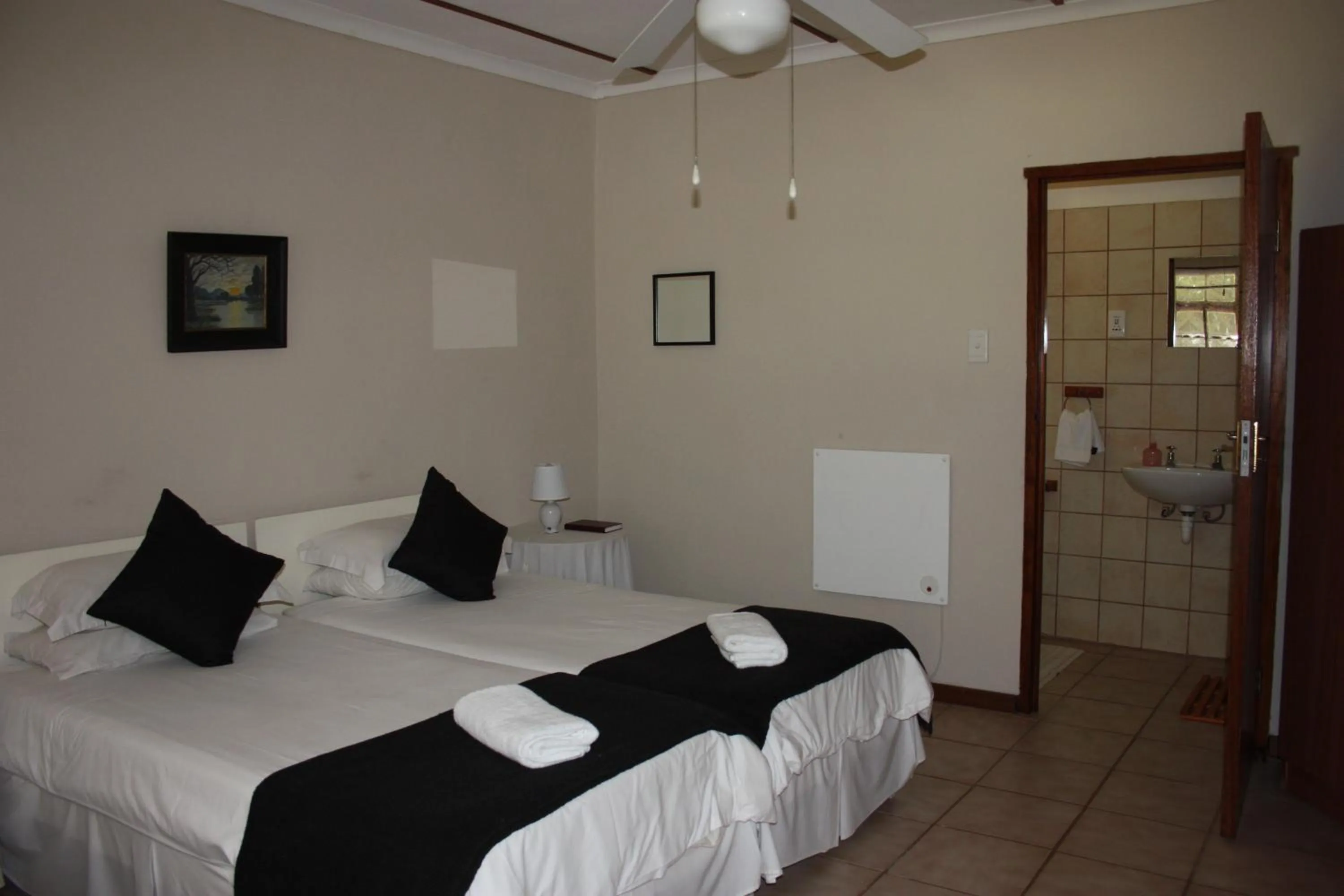 Photo of the whole room, Bed in Karoopark Guest House
