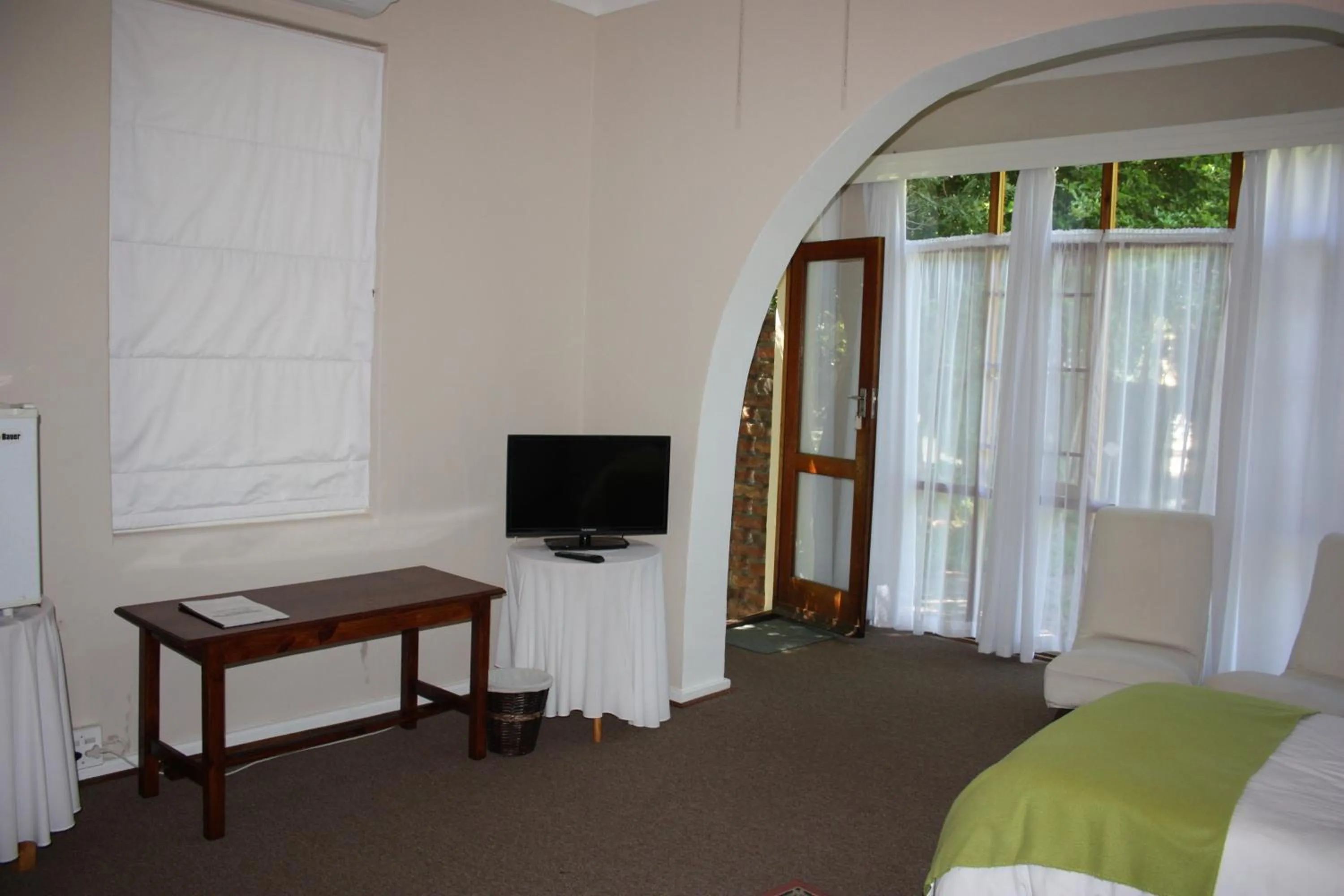 TV and multimedia, Bed in Karoopark Guest House