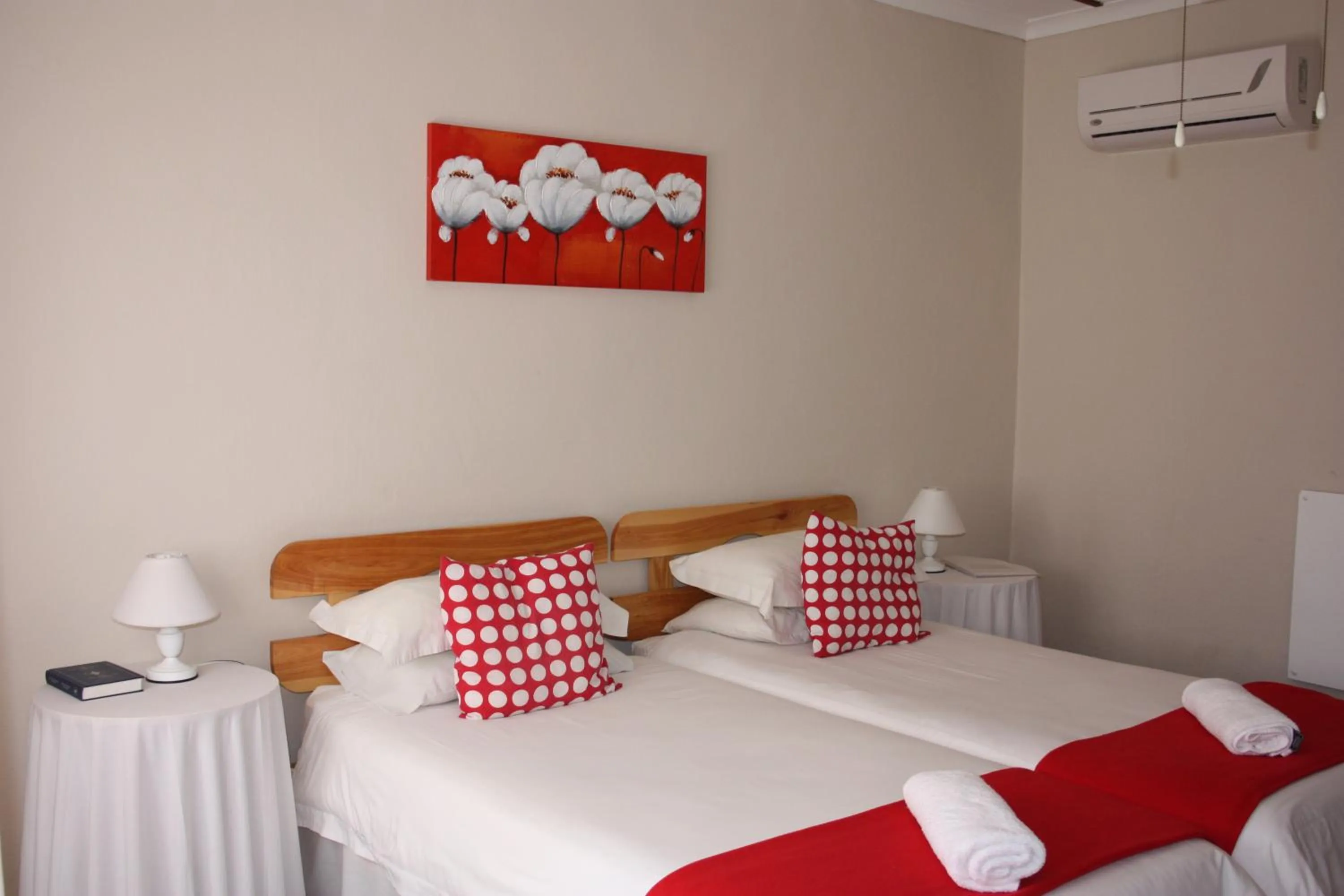 Photo of the whole room, Bed in Karoopark Guest House