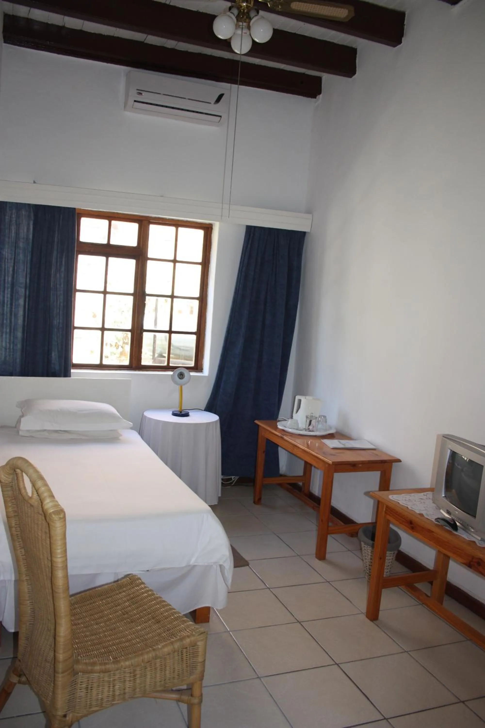 Photo of the whole room, Bed in Karoopark Guest House