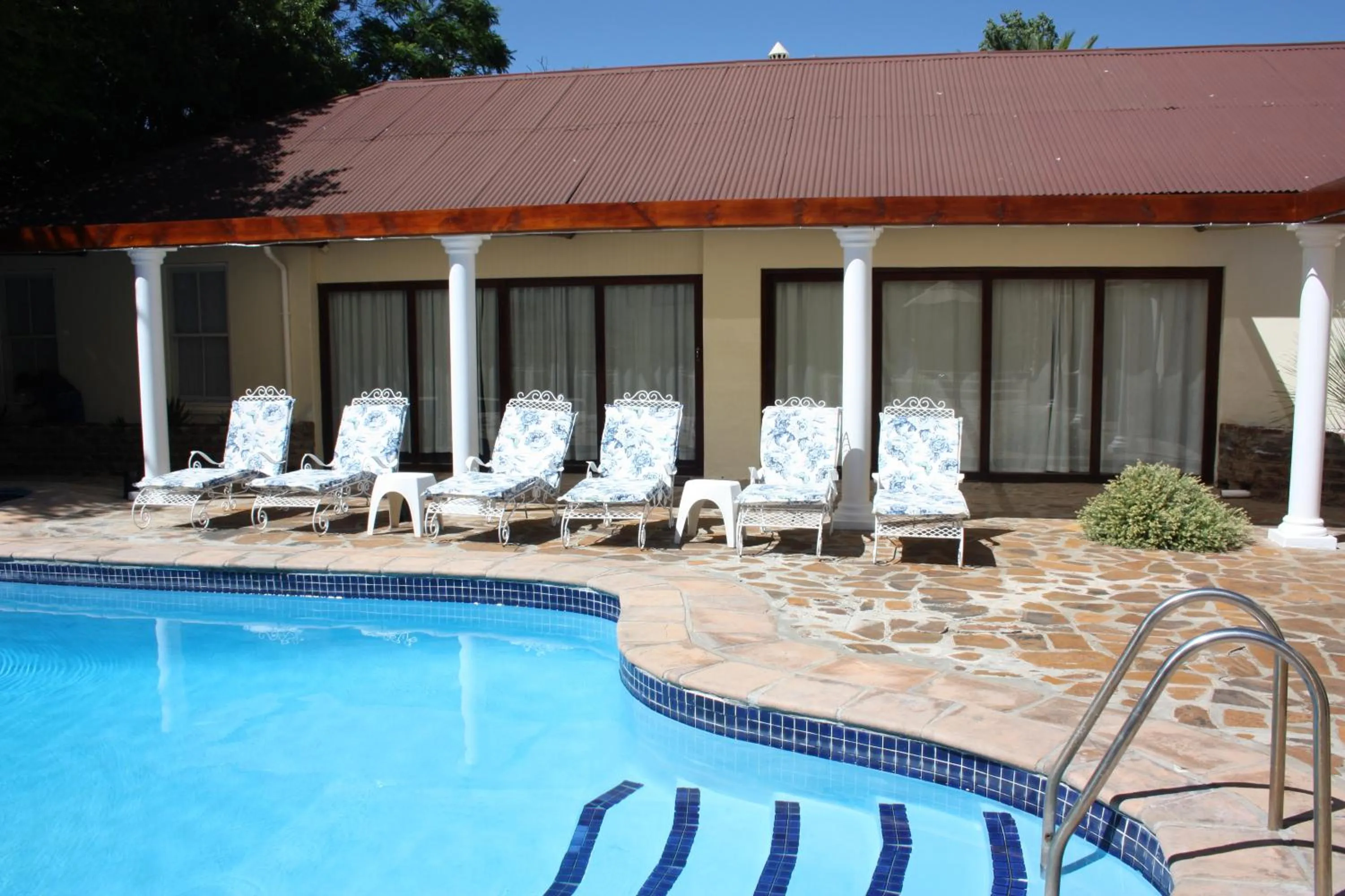 Swimming pool in Karoopark Guest House