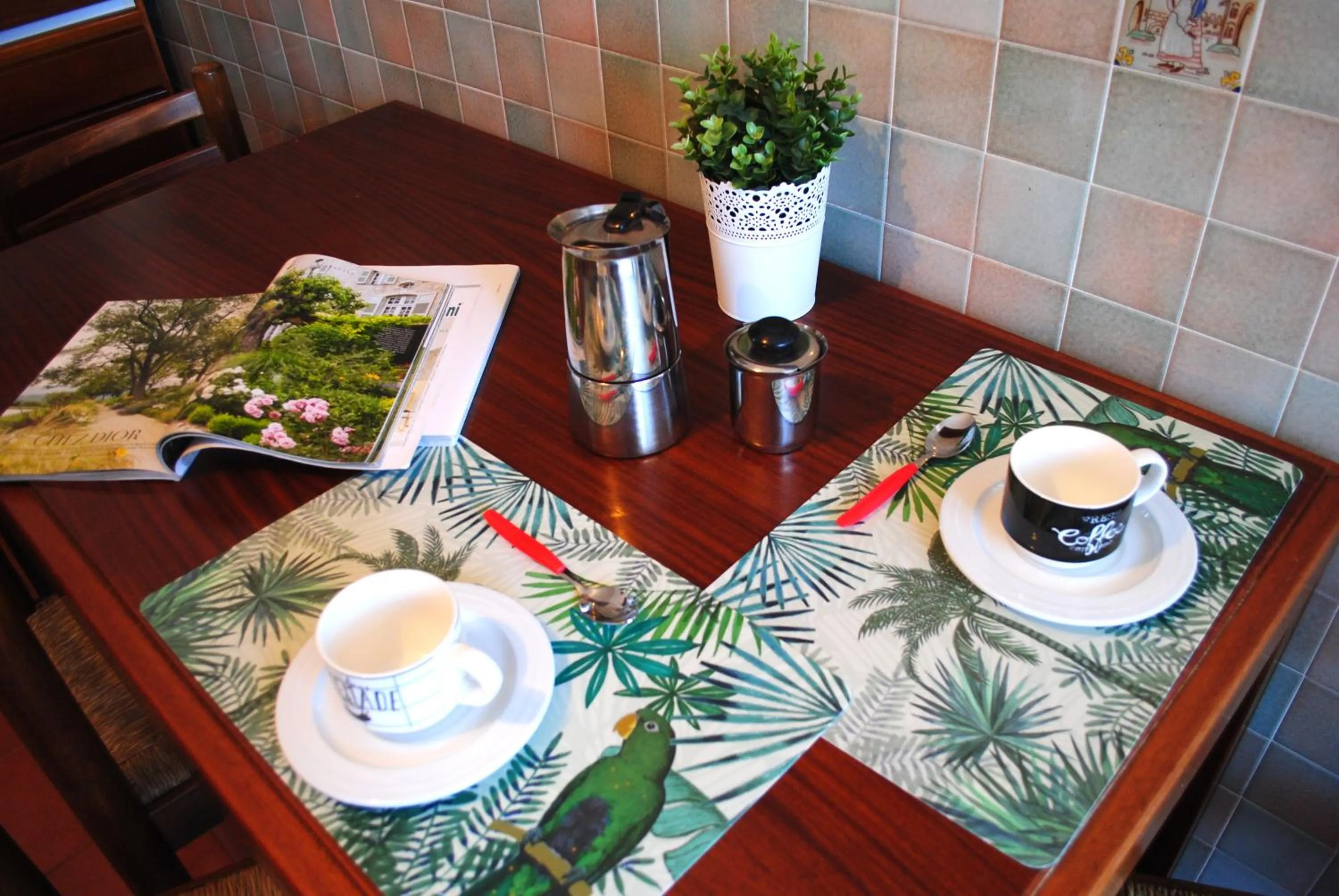 Coffee/tea facilities in Bnbook-Costantino