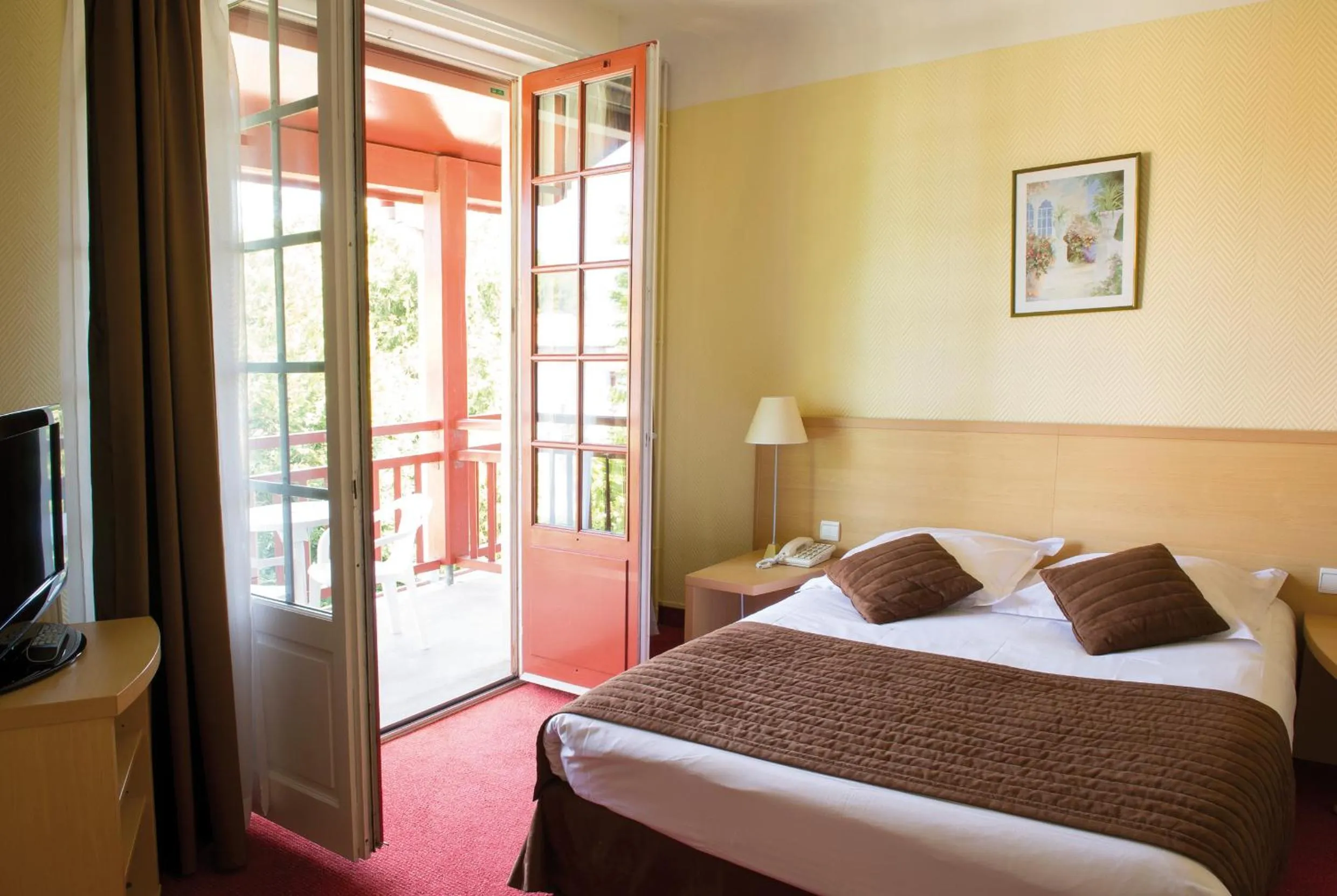 Balcony/Terrace, Bed in Hôtel & Résidence Vacances Bleues Orhoïtza