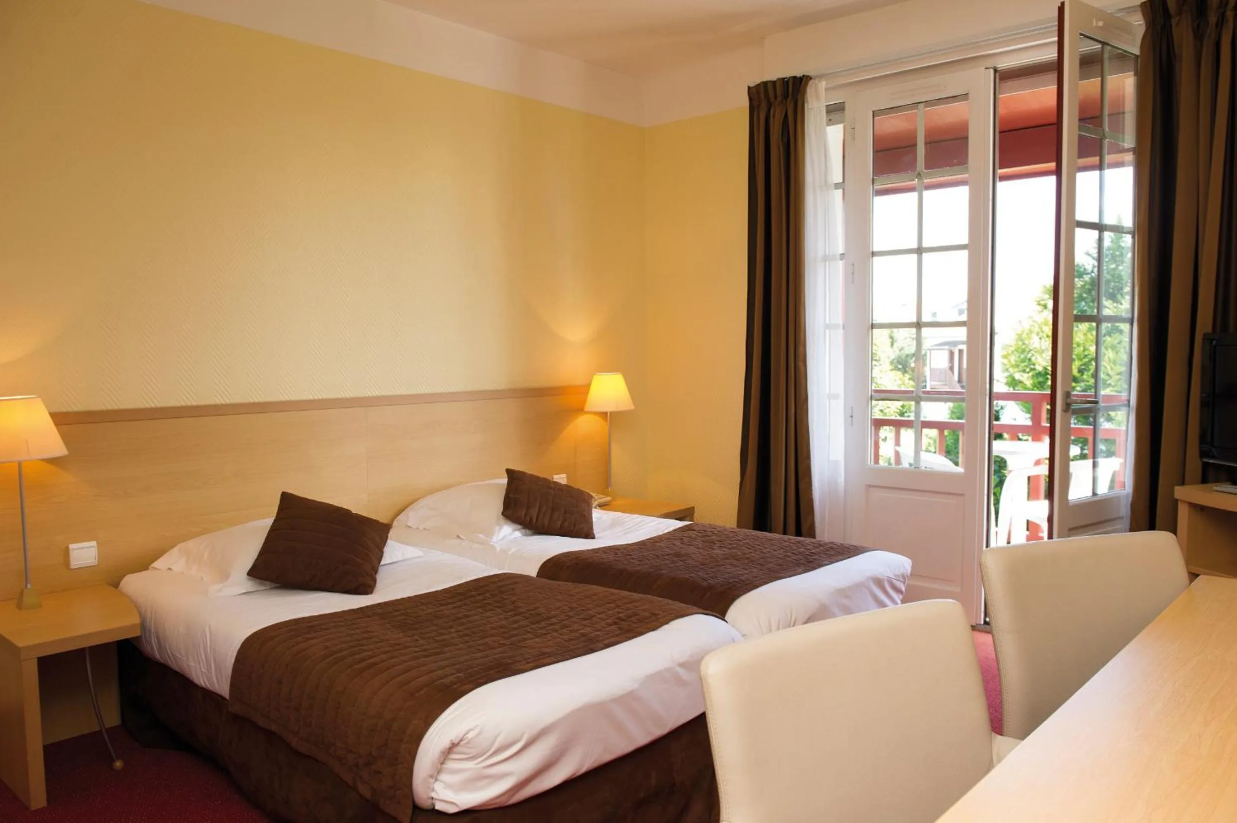 Balcony/Terrace, Bed in Hôtel & Résidence Vacances Bleues Orhoïtza