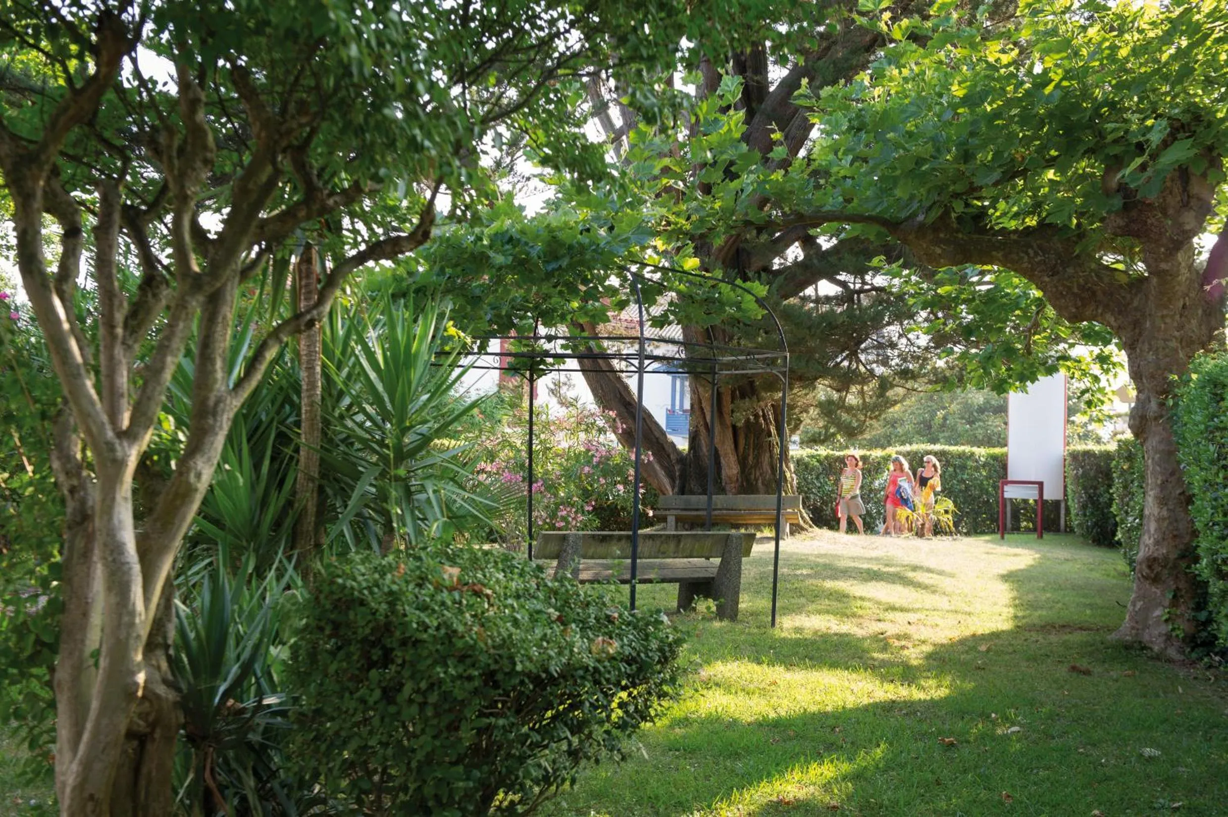 Garden in Hôtel & Résidence Vacances Bleues Orhoïtza