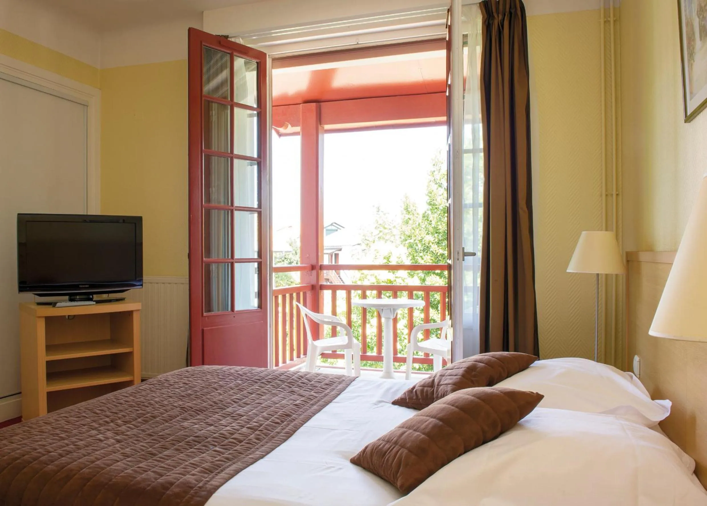 Balcony/Terrace, Bed in Hôtel & Résidence Vacances Bleues Orhoïtza