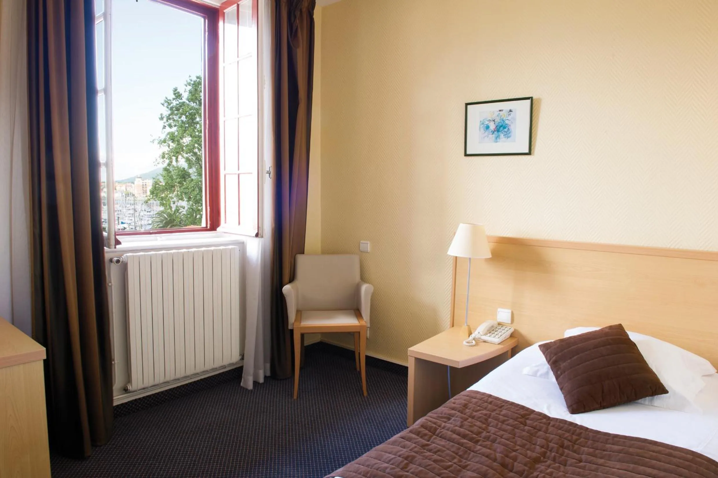 Bedroom, Bed in Hôtel & Résidence Vacances Bleues Orhoïtza