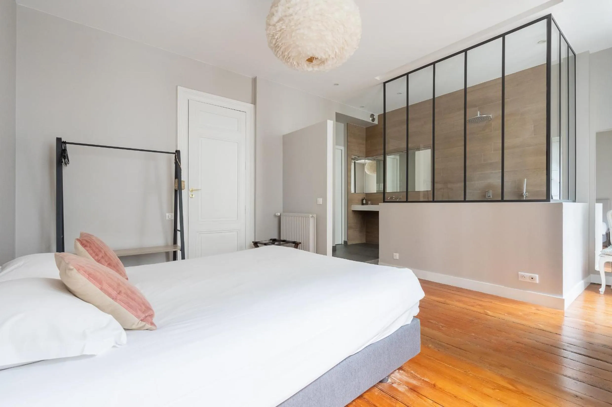 Photo of the whole room, Bed in B&B L'Escapade Bordelaise