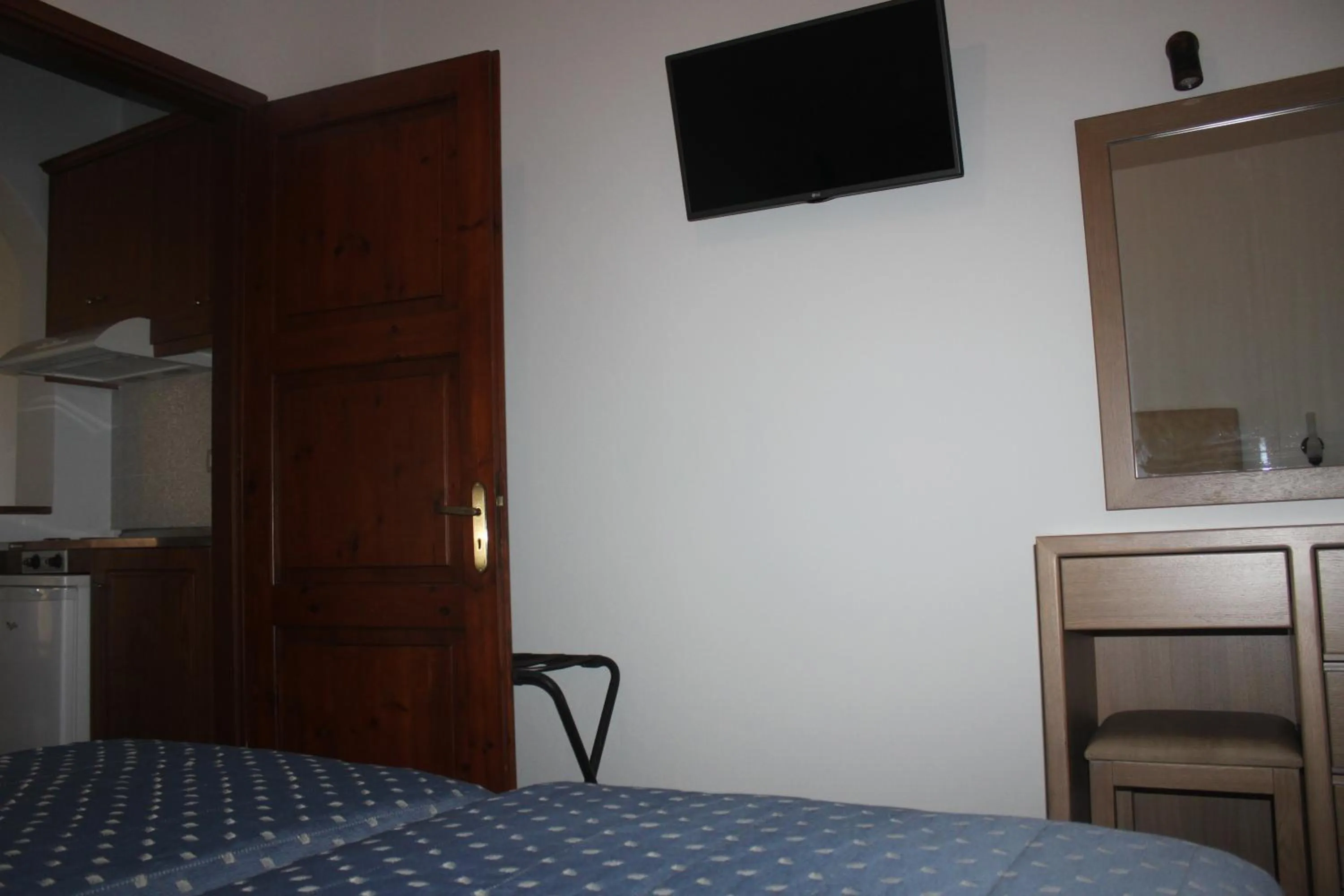 TV and multimedia, Bed in Sunny Suites