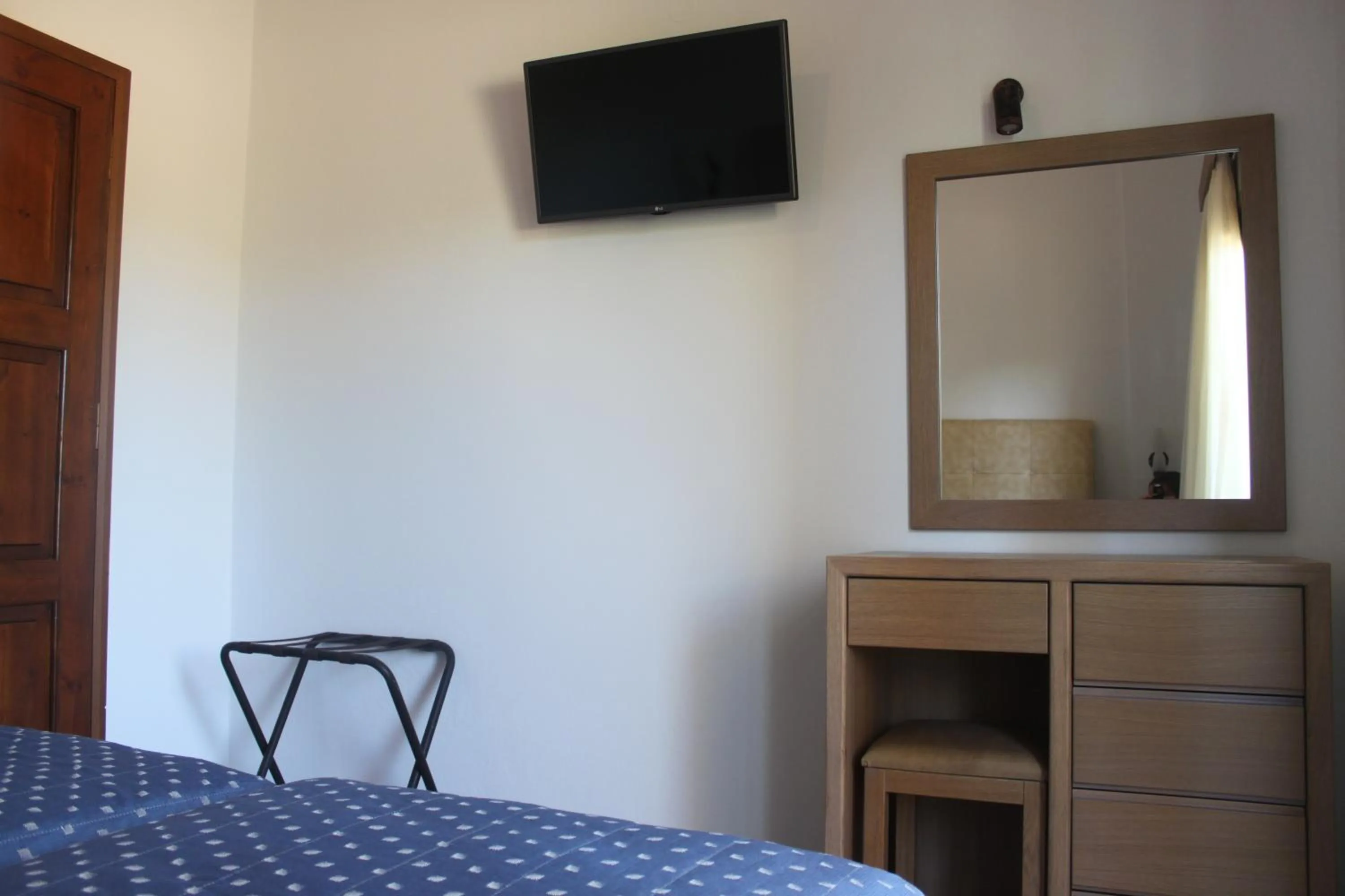 TV and multimedia, Bed in Sunny Suites