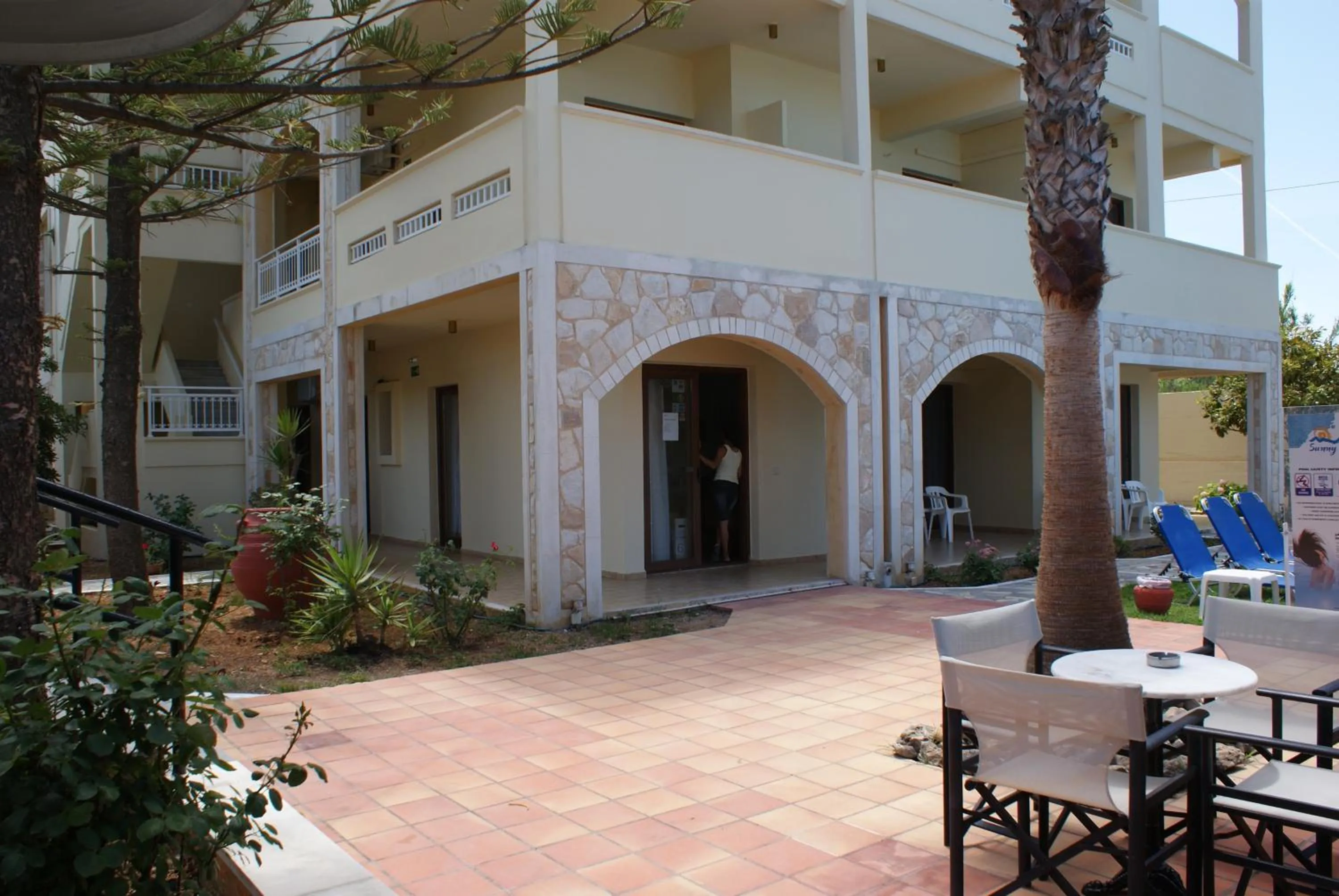 Facade/entrance in Sunny Suites