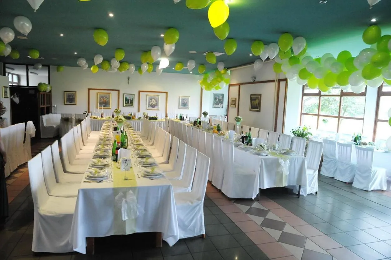 Restaurant/places to eat in Hotel Golf