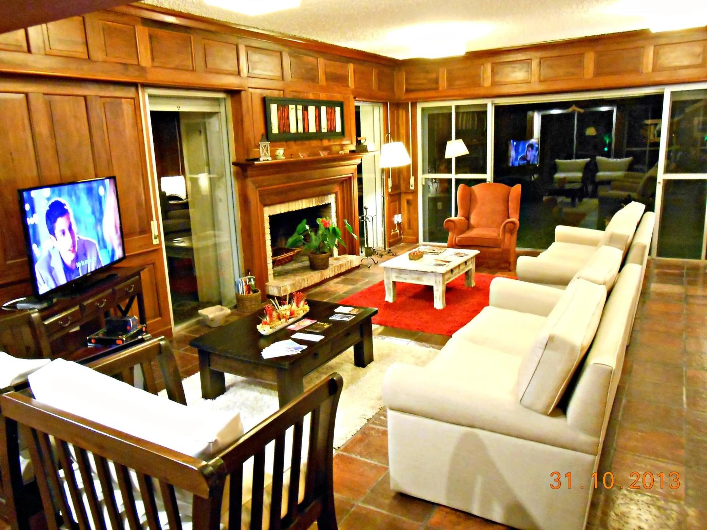 Communal lounge/ TV room in Petit Chateau Hotel Boutique