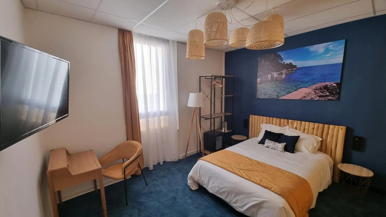 Property building, Bed in Charlie's Hôtel Cannes