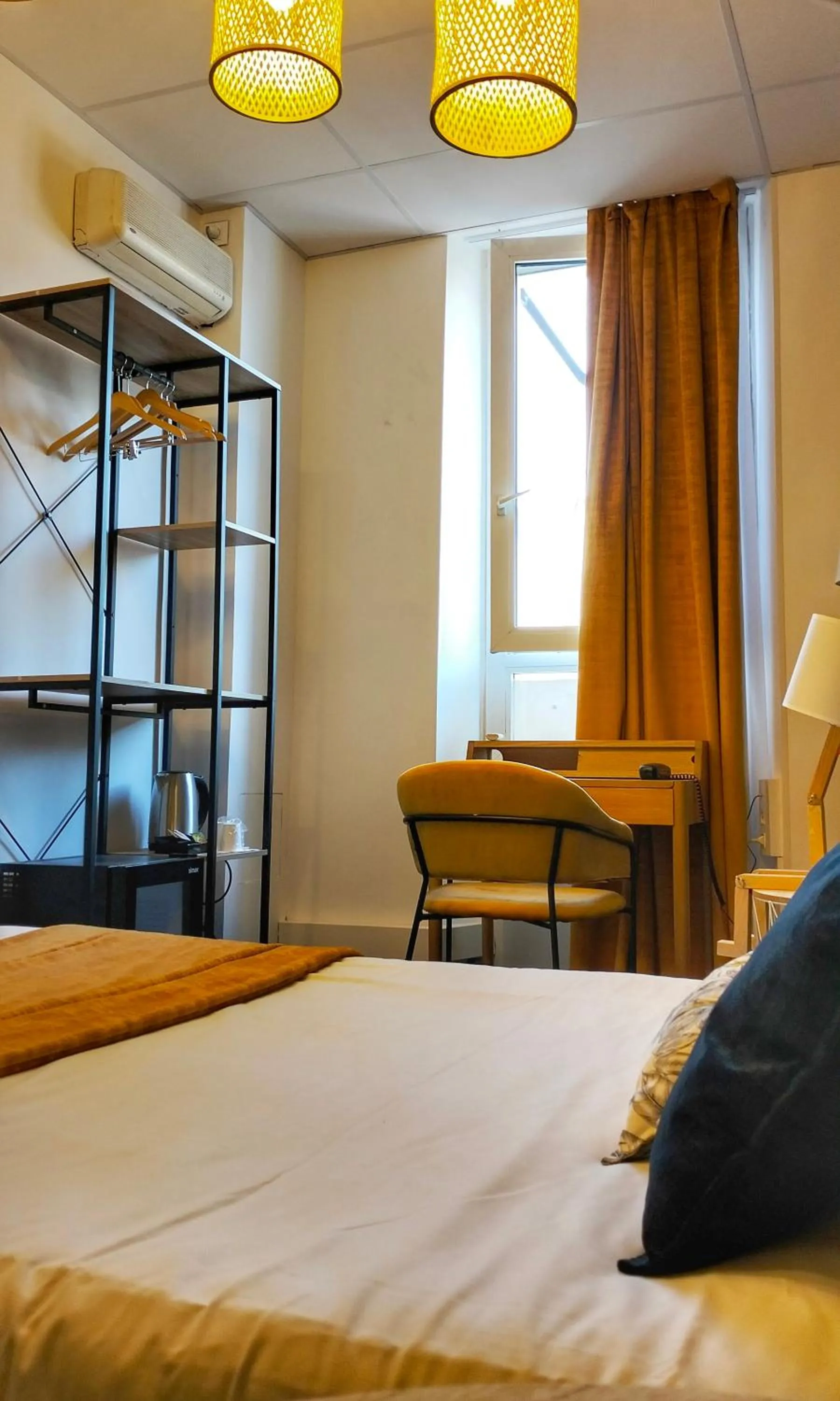 wardrobe, Bed in Charlie's Hôtel Cannes