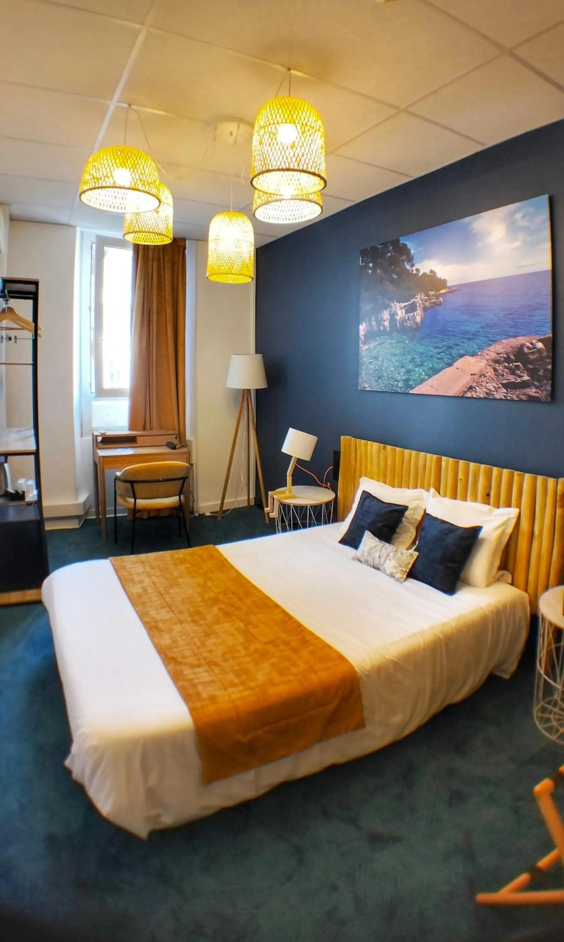 Photo of the whole room, Bed in Charlie's Hôtel Cannes