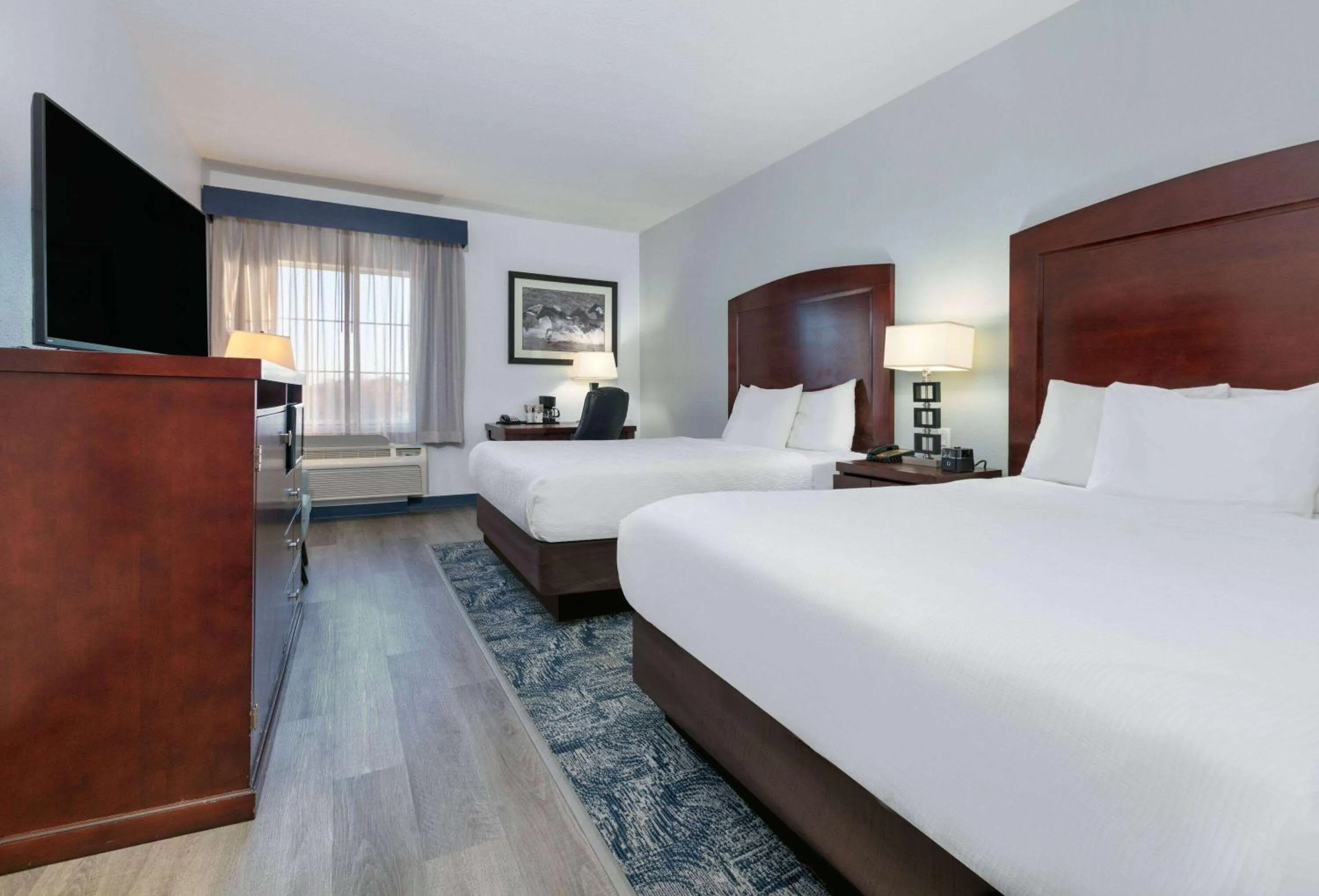 Photo of the whole room, Bed in La Quinta by Wyndham Fort Worth NE Mall