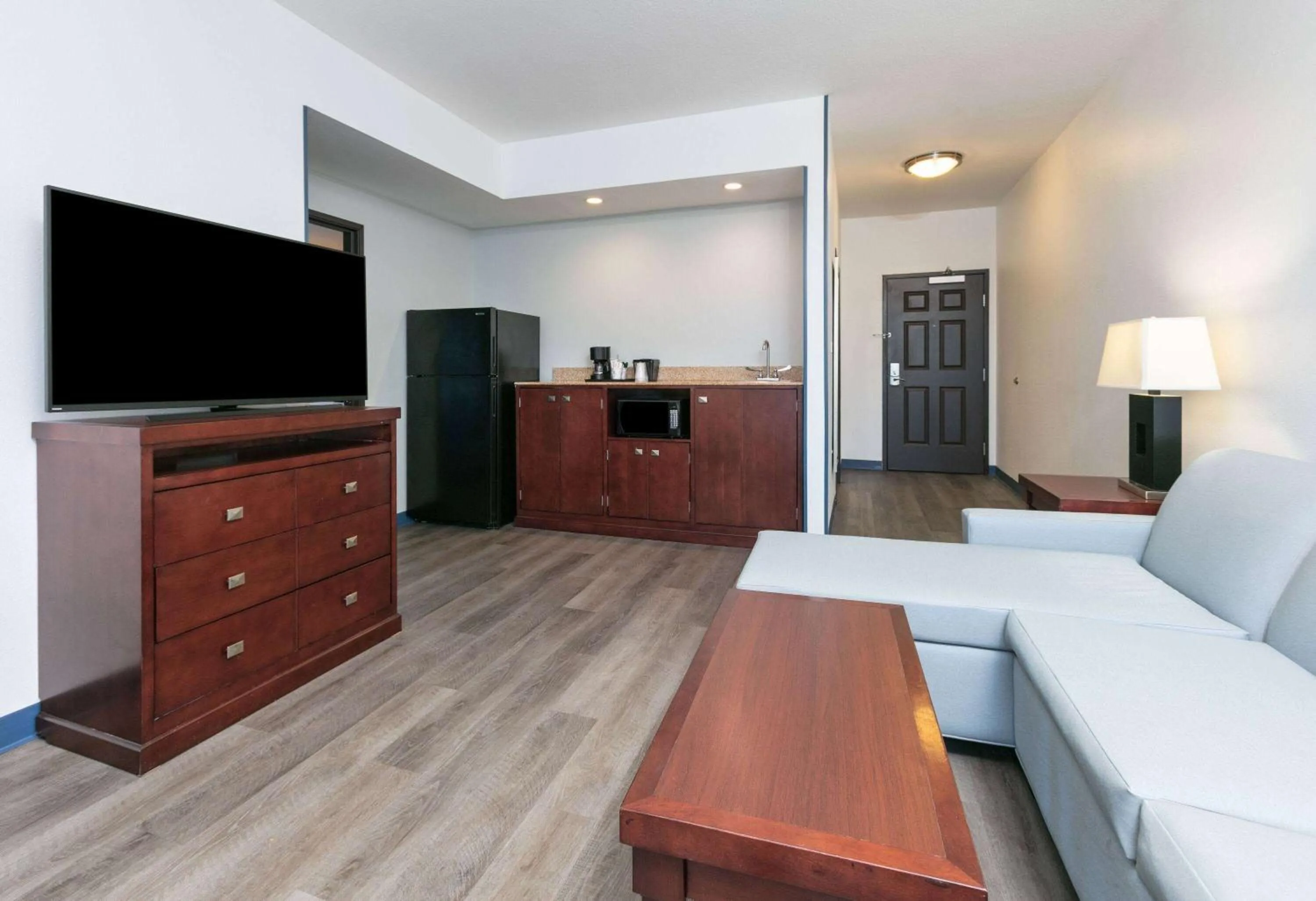 Bed in La Quinta by Wyndham Fort Worth NE Mall