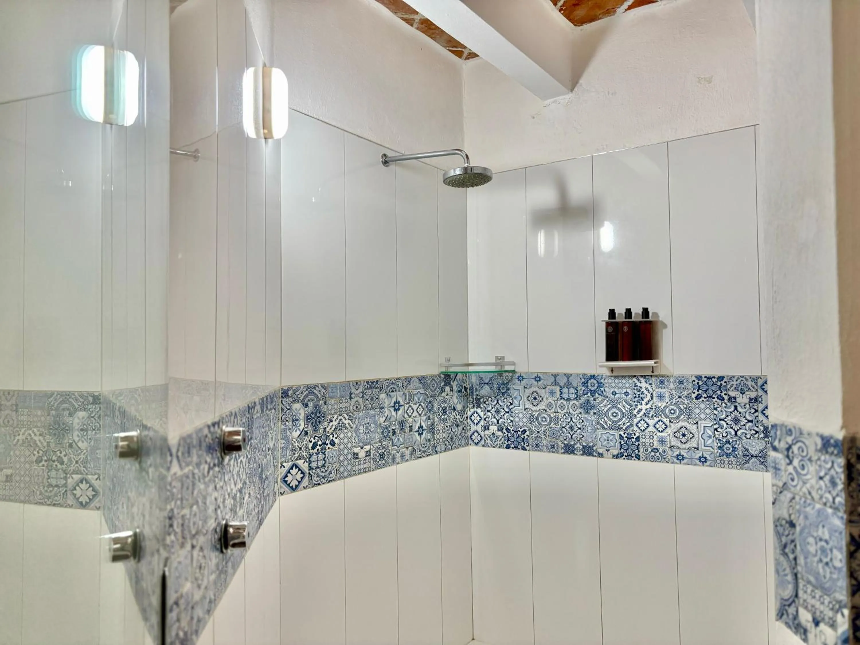 Bathroom in Molino de los Reyes