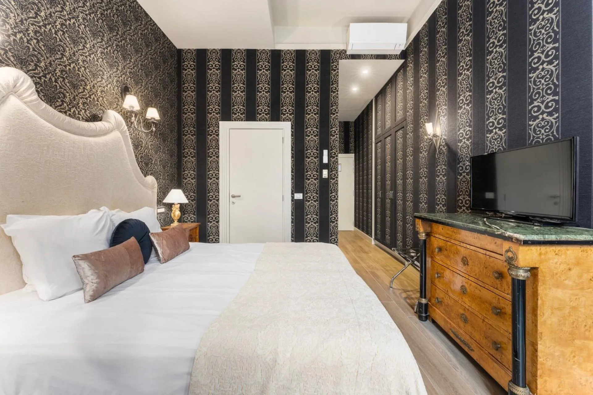Bed in Canal Suites