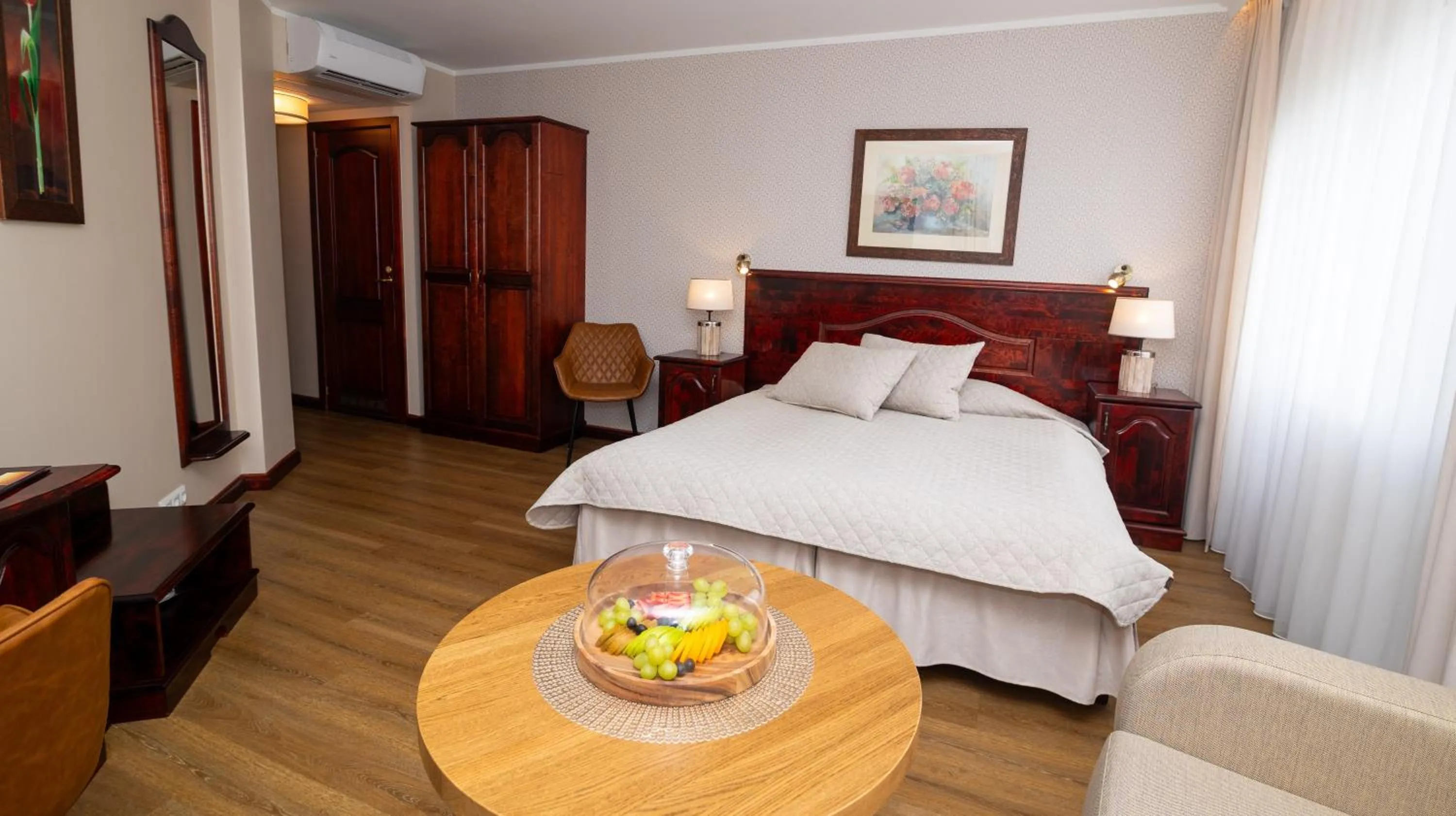 Photo of the whole room, Bed in Hotel Legend