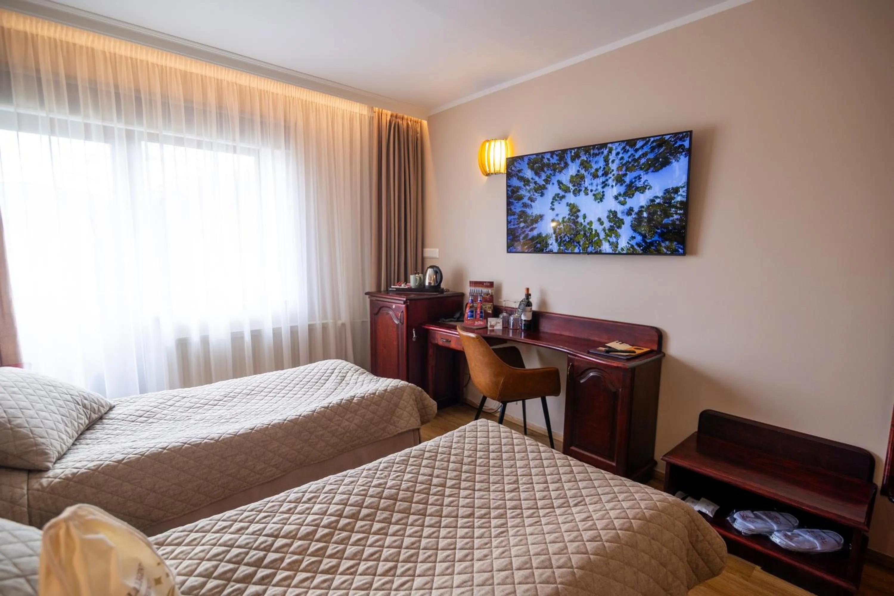 Photo of the whole room, Bed in Hotel Legend