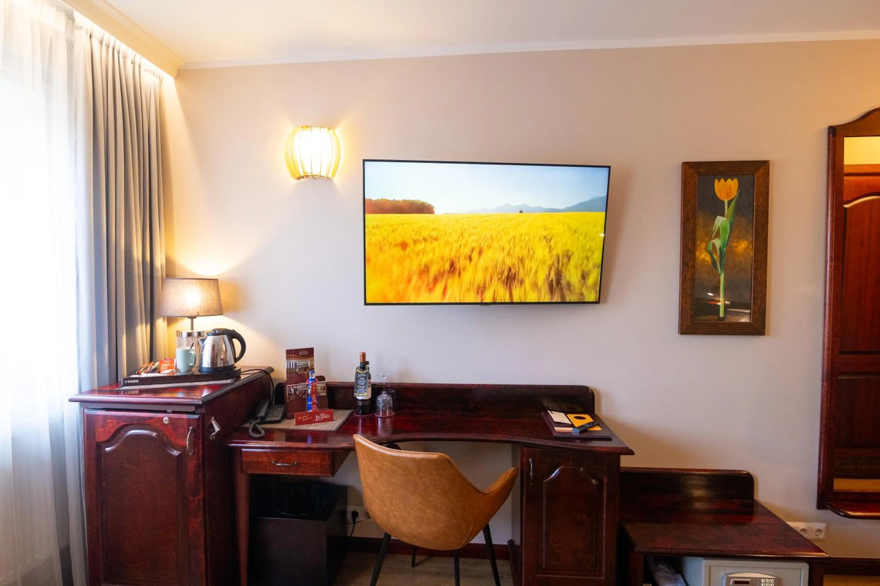 Photo of the whole room in Hotel Legend