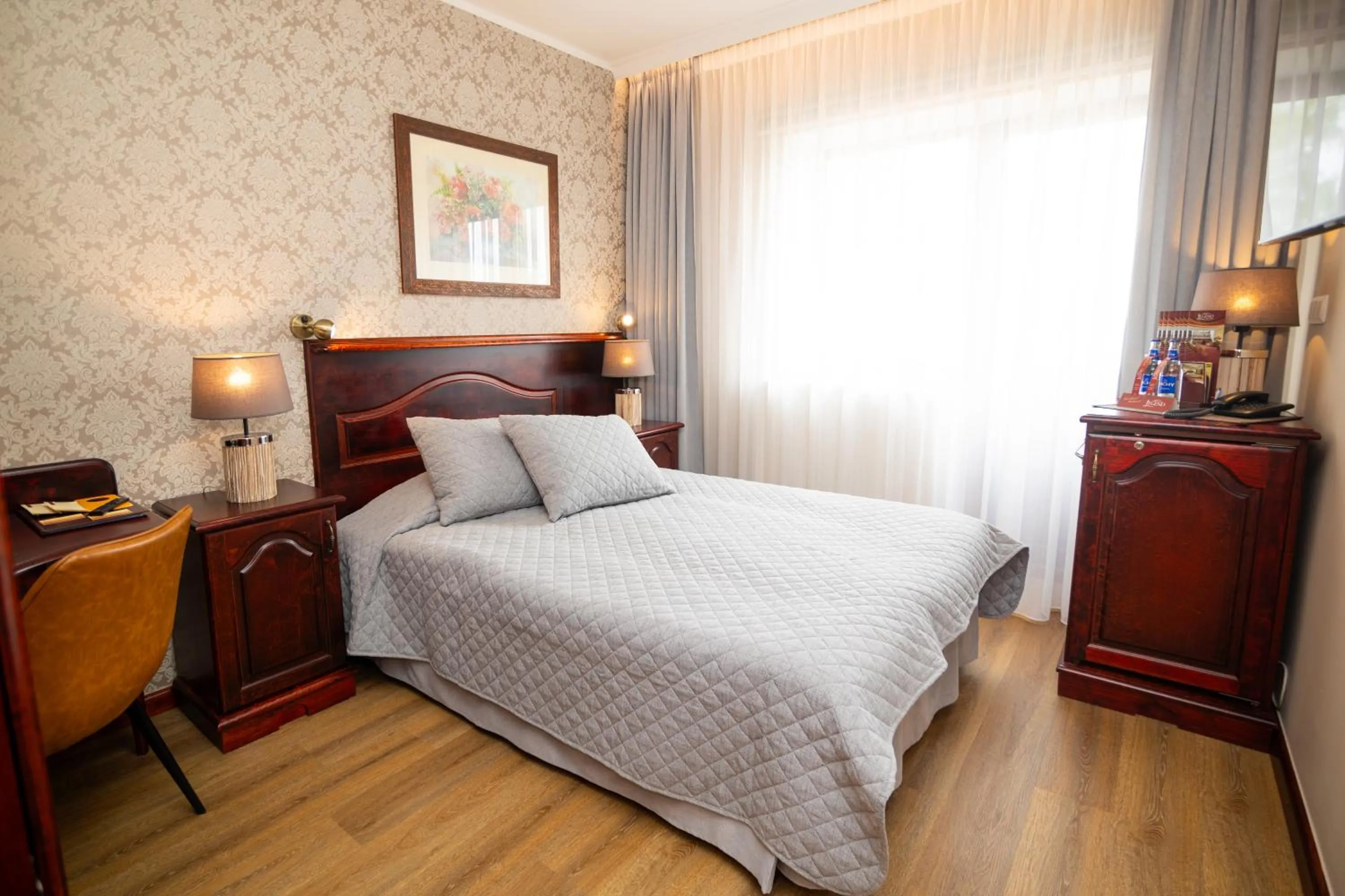 Photo of the whole room, Bed in Hotel Legend