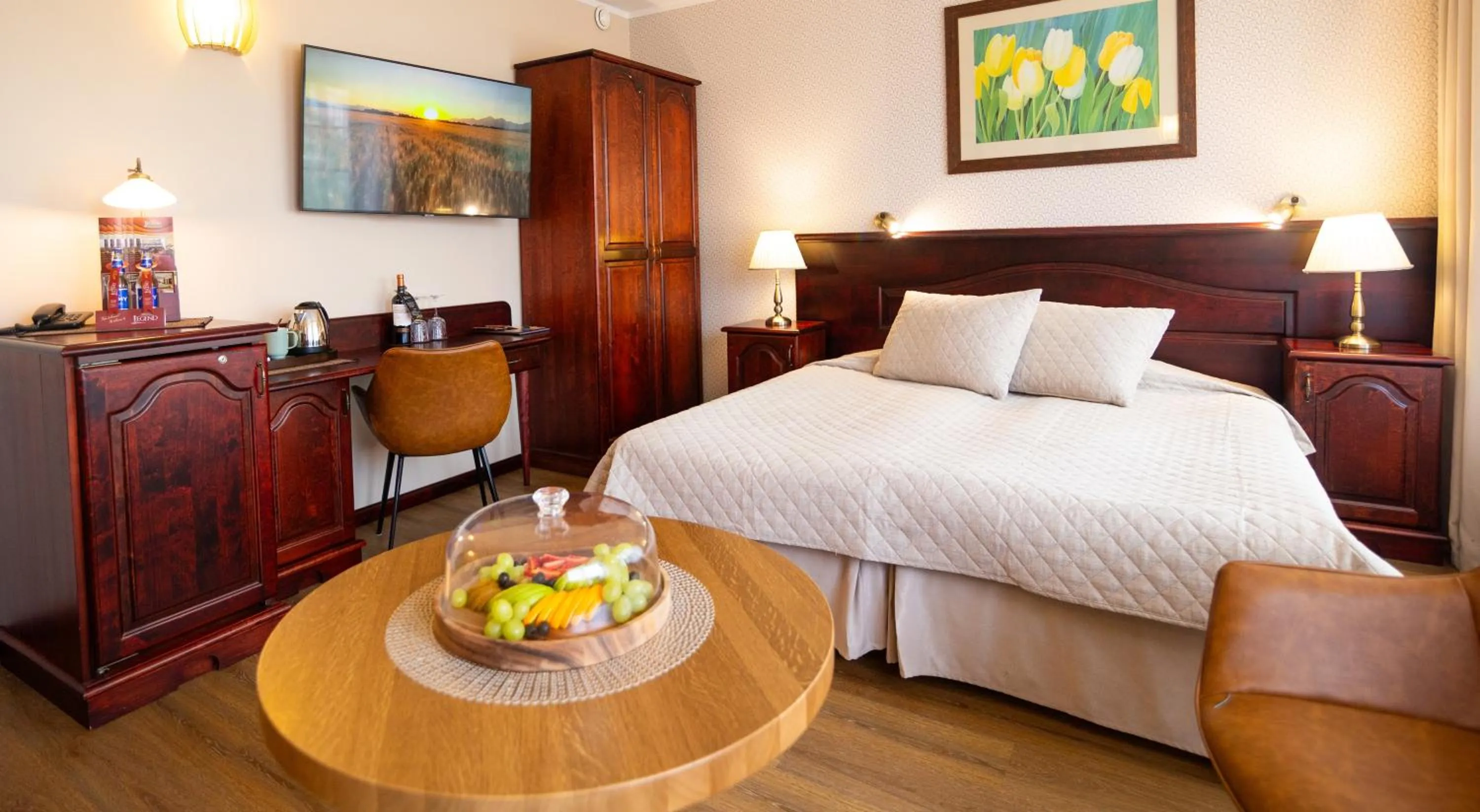 Photo of the whole room, Bed in Hotel Legend