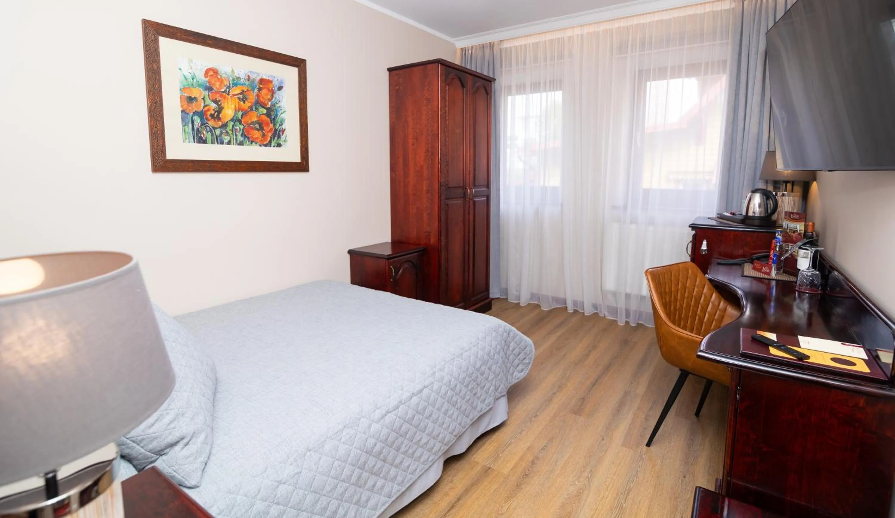 Photo of the whole room, Bed in Hotel Legend