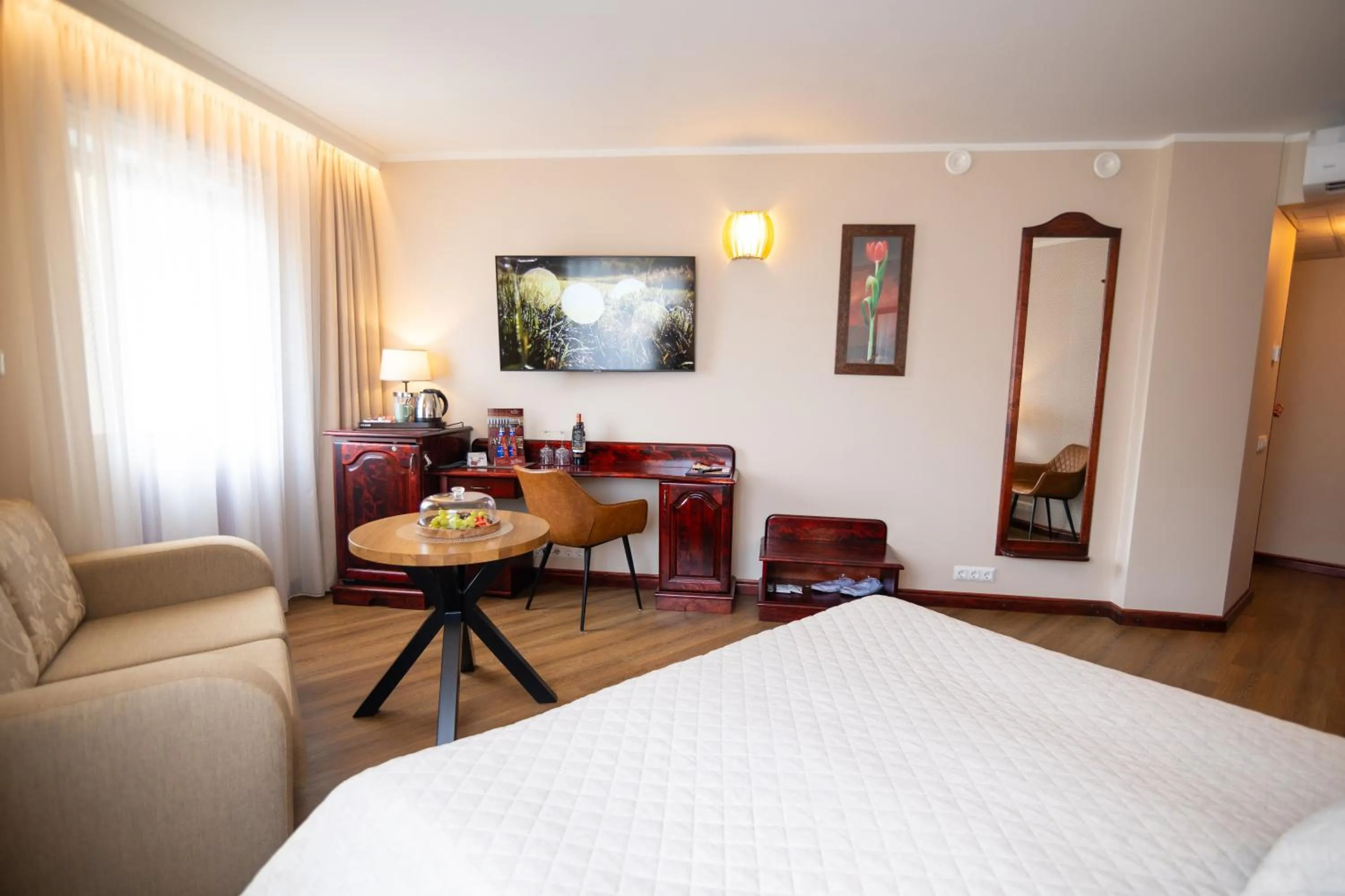 Photo of the whole room, Bed in Hotel Legend