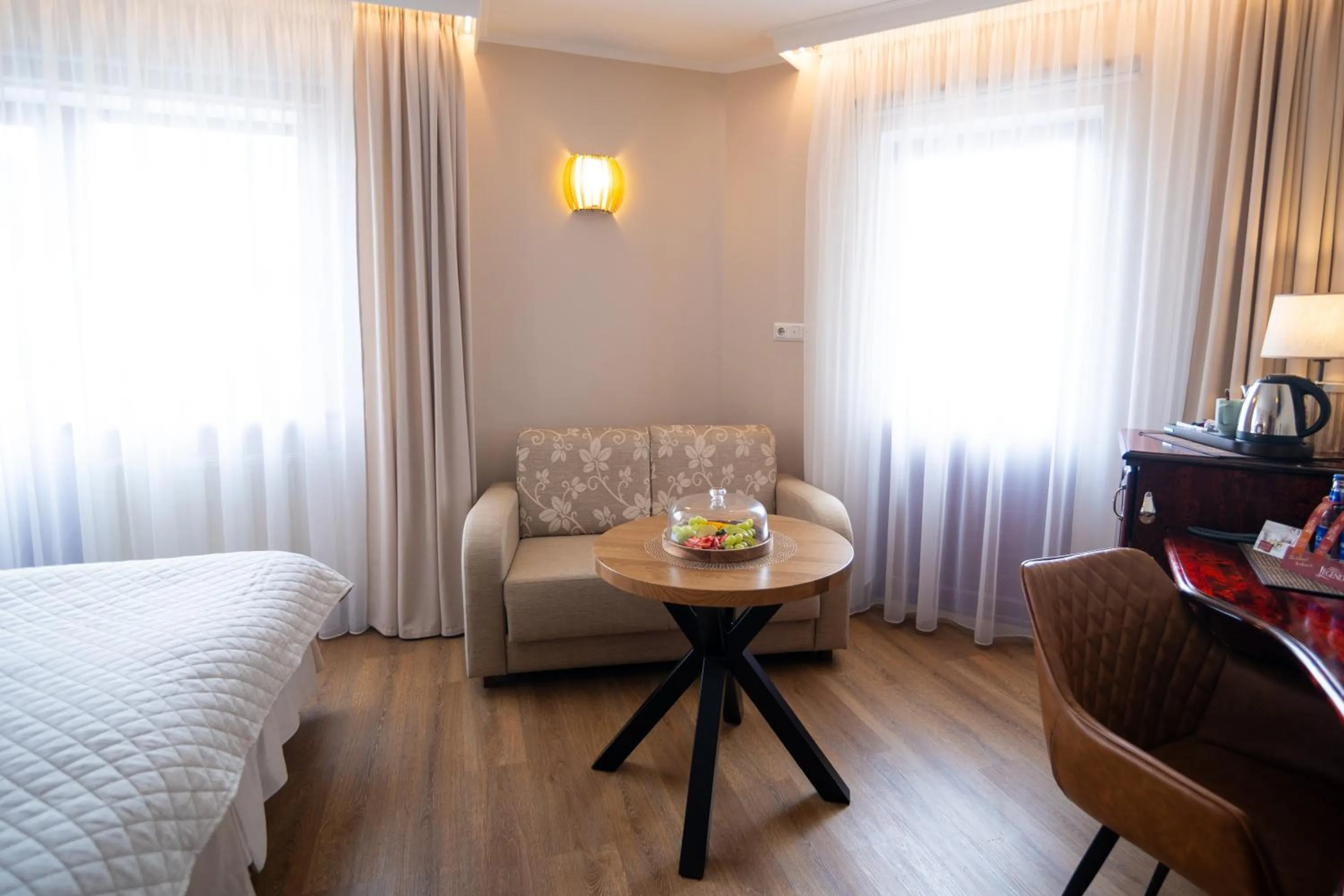 Photo of the whole room, Bed in Hotel Legend