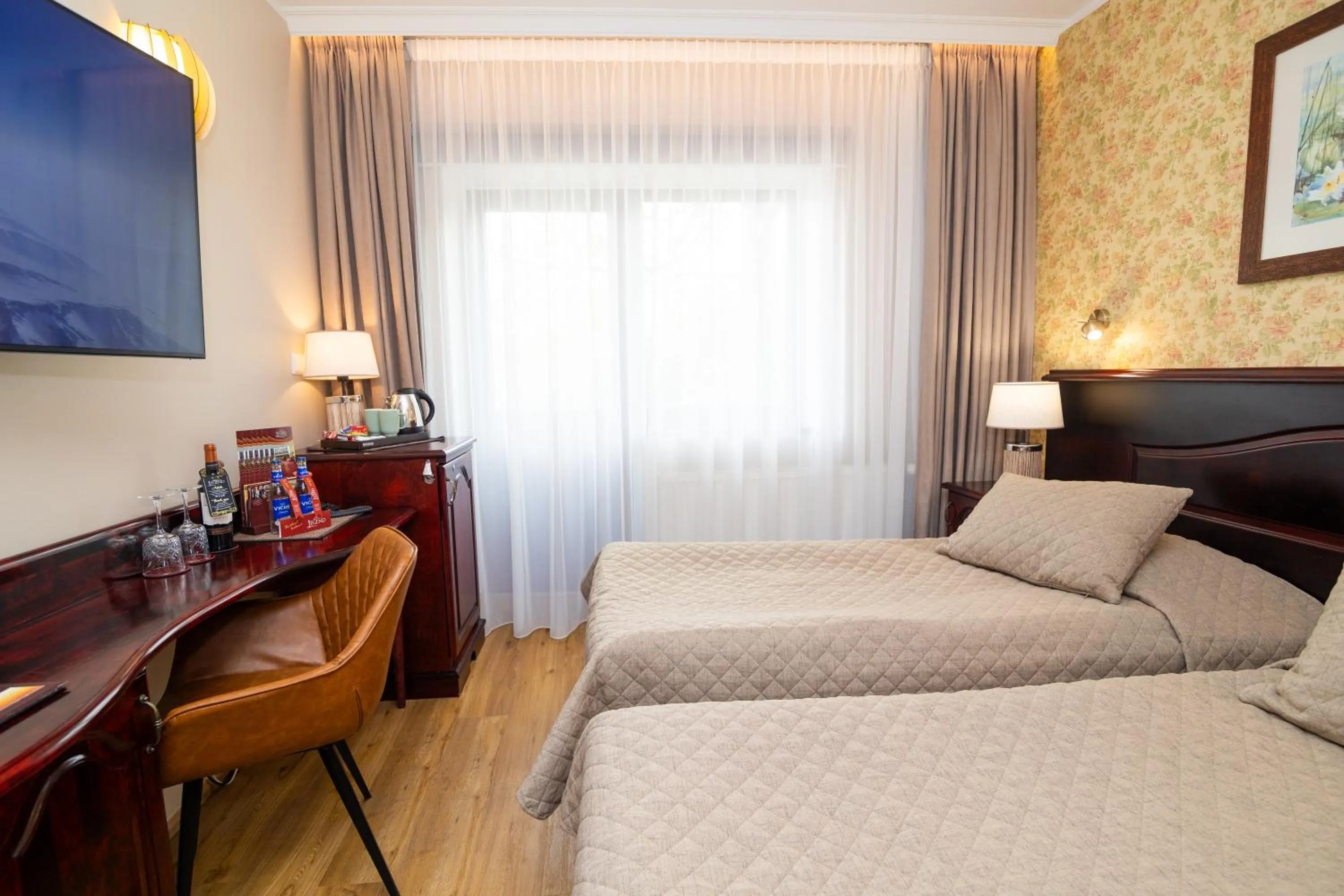 Photo of the whole room, Bed in Hotel Legend