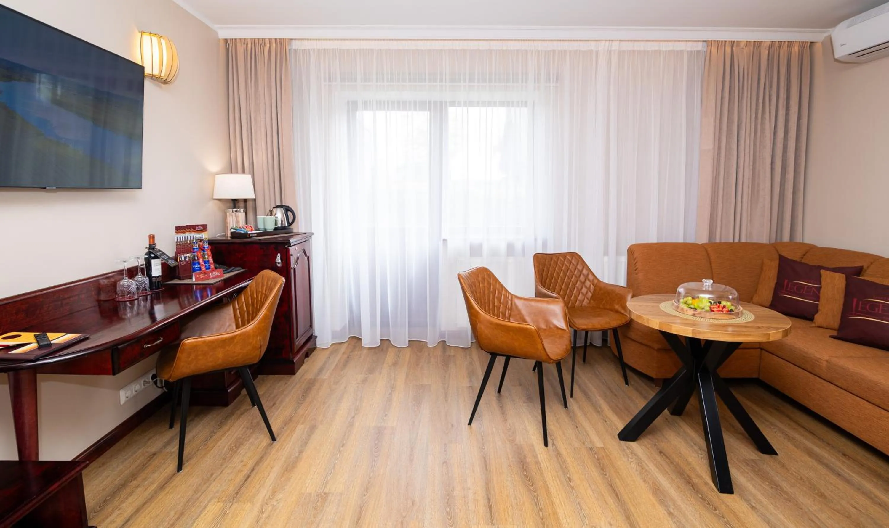 Photo of the whole room in Hotel Legend