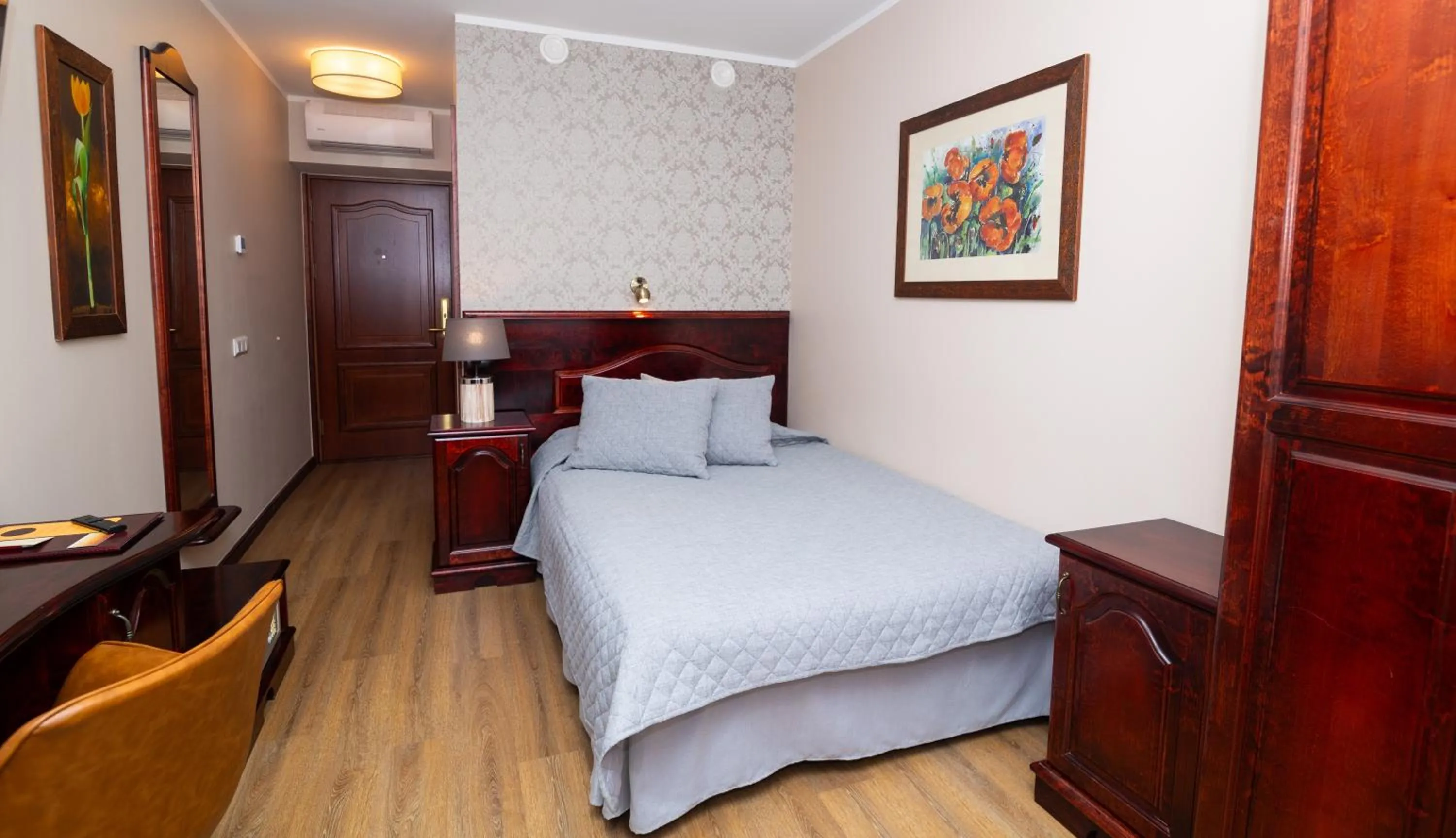 Photo of the whole room, Bed in Hotel Legend