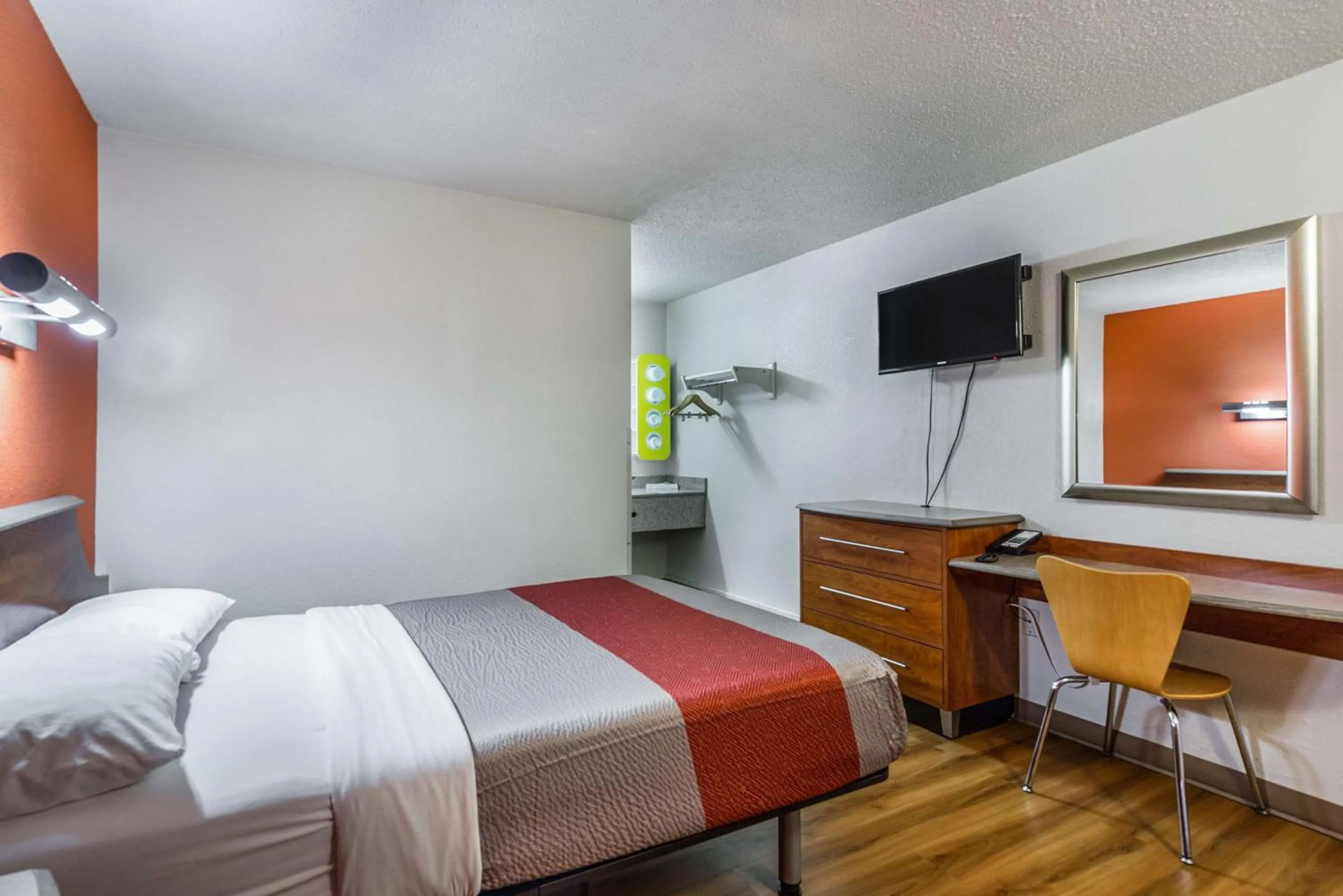 TV and multimedia, Bed in Motel 6-Mount Vernon, IL