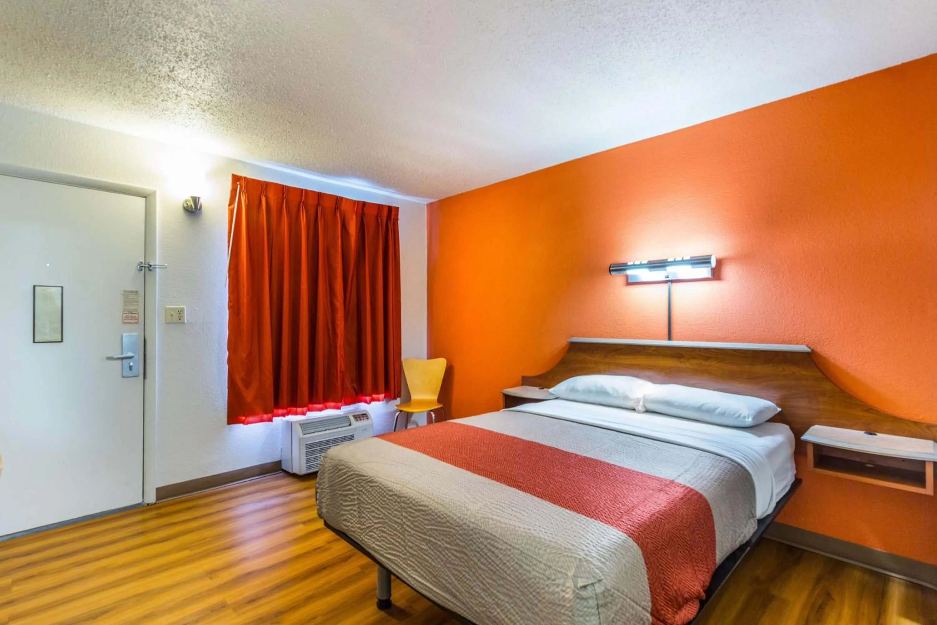 Photo of the whole room, Bed in Motel 6-Mount Vernon, IL