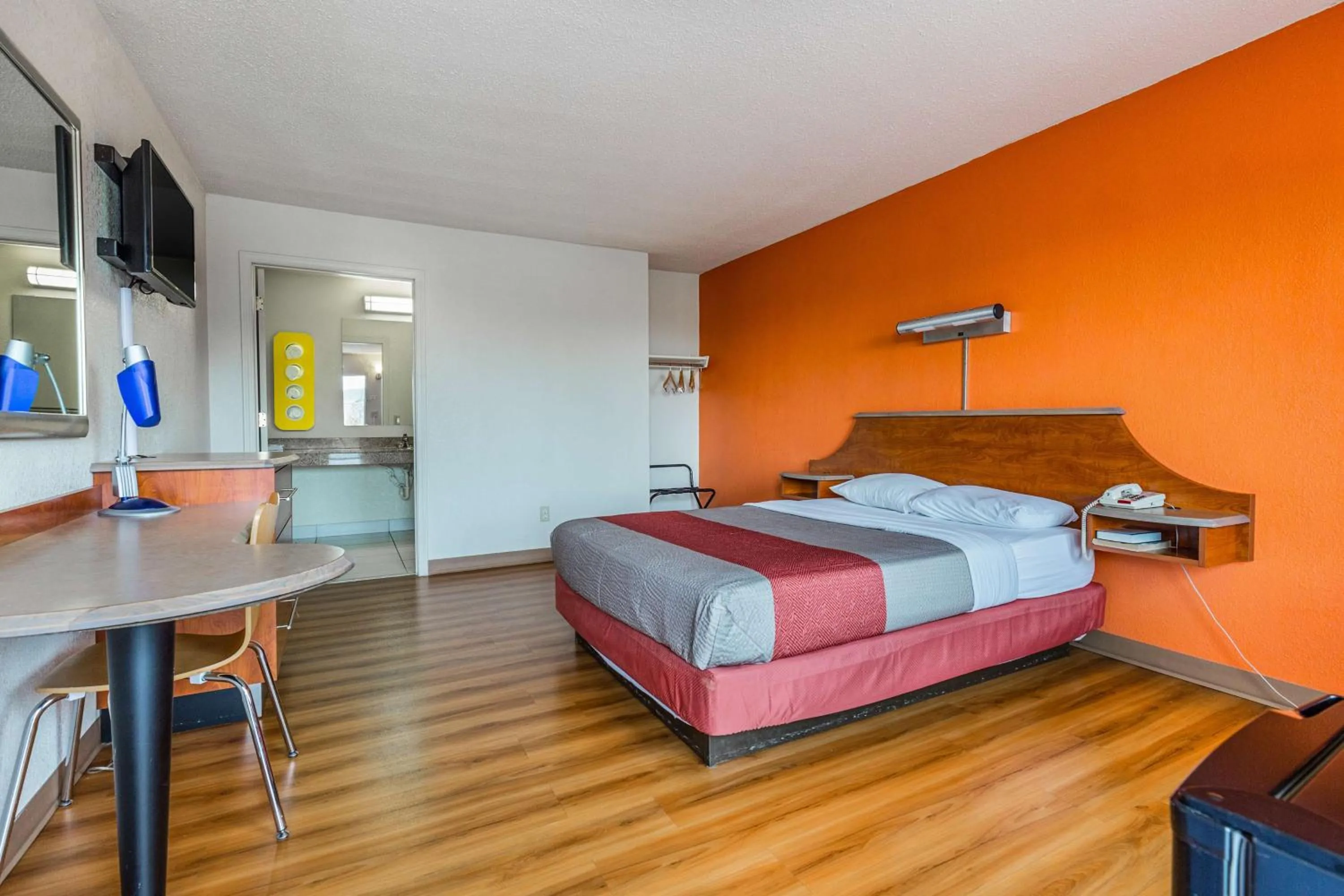 TV and multimedia, Bed in Motel 6-Mount Vernon, IL