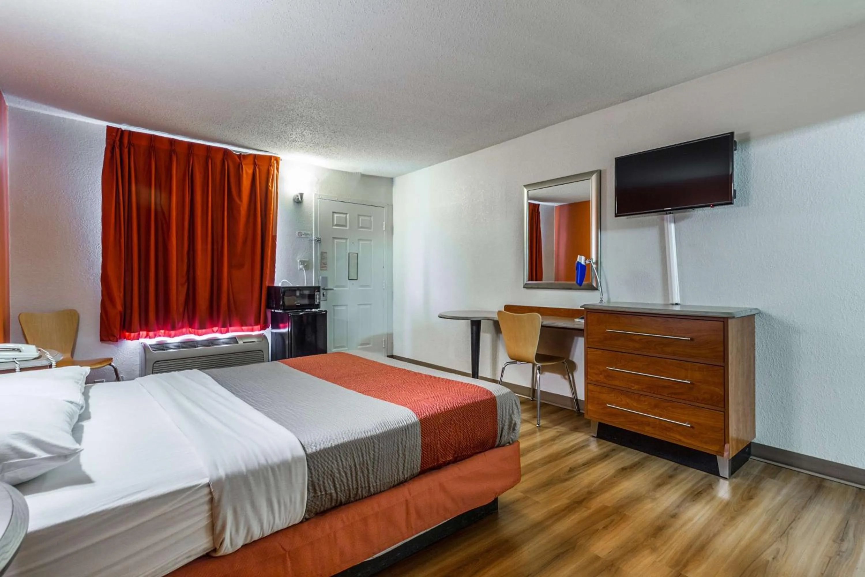 TV and multimedia, Bed in Motel 6-Mount Vernon, IL