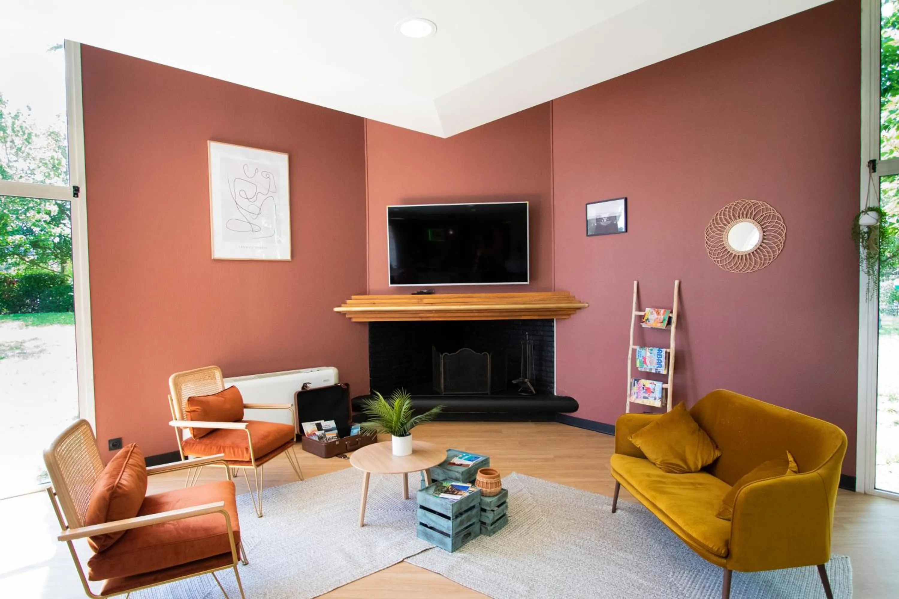 Communal lounge/ TV room in Greet Hôtel Castres Saix