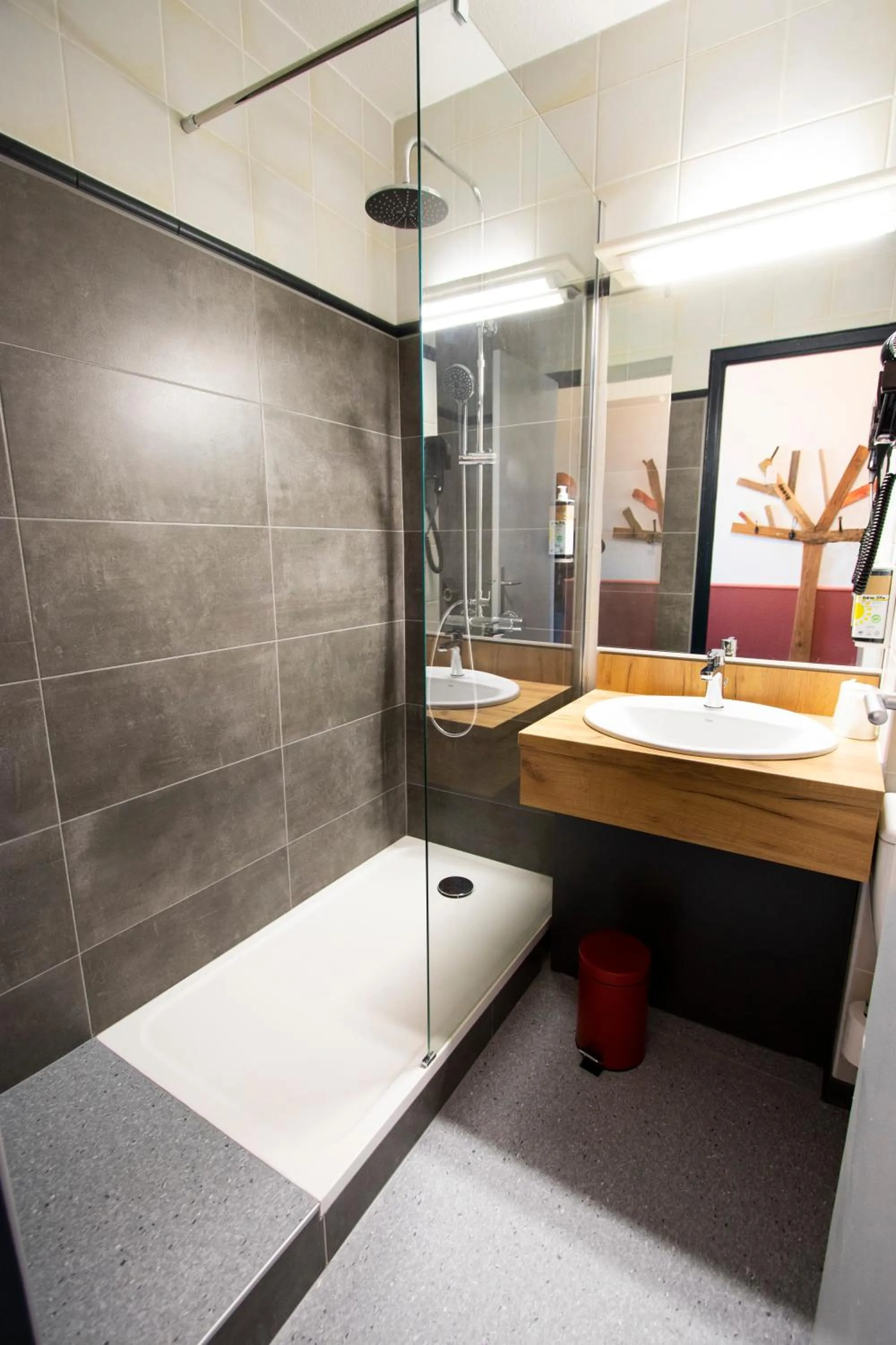 Shower in Greet Hôtel Castres Saix
