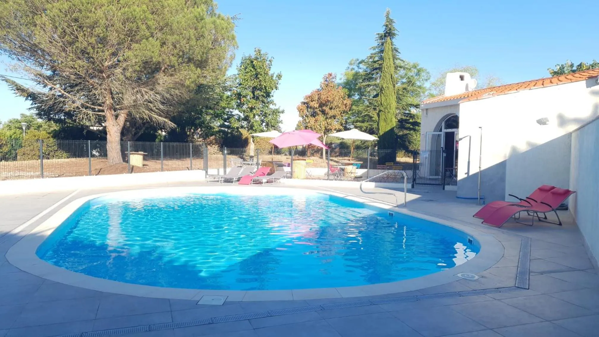 Swimming pool in Greet Hôtel Castres Saix