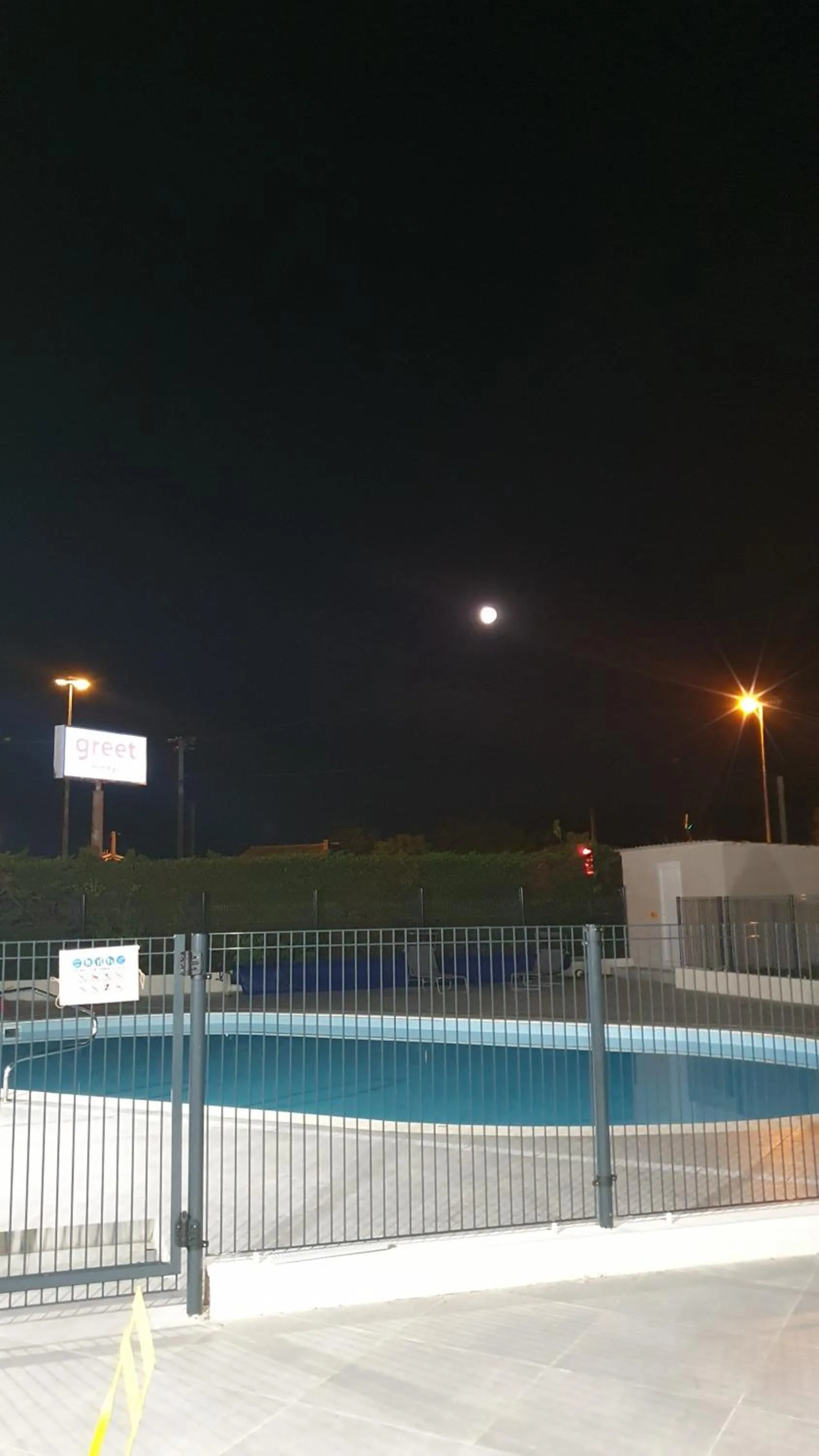 Swimming pool in Greet Hôtel Castres Saix