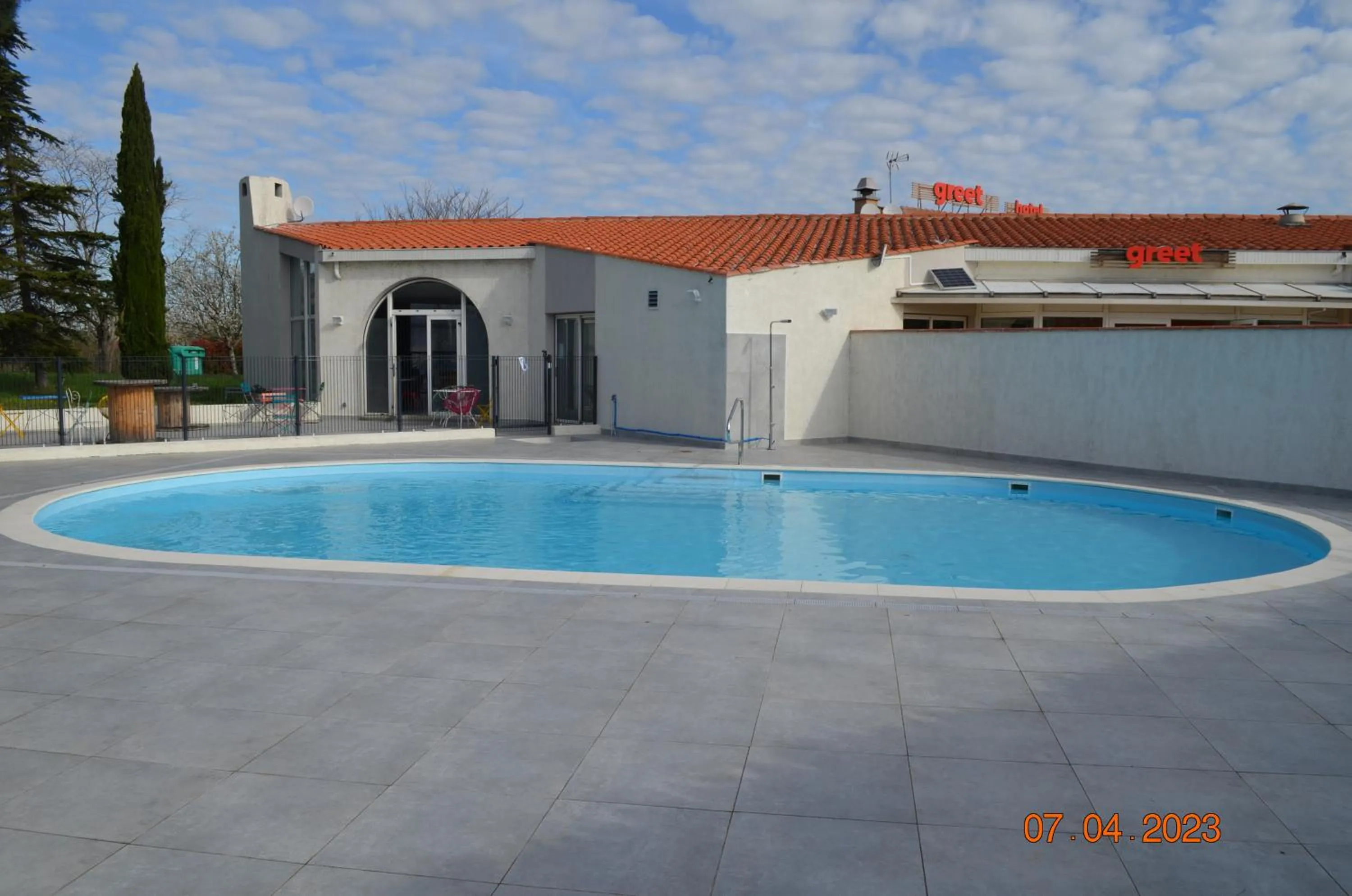Swimming pool in Greet Hôtel Castres Saix